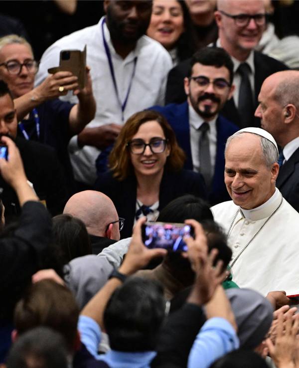 Umringt: Leo XIV. hat am 12. Mai 2025 seine erste Pressekonferenz als Papst gegeben.