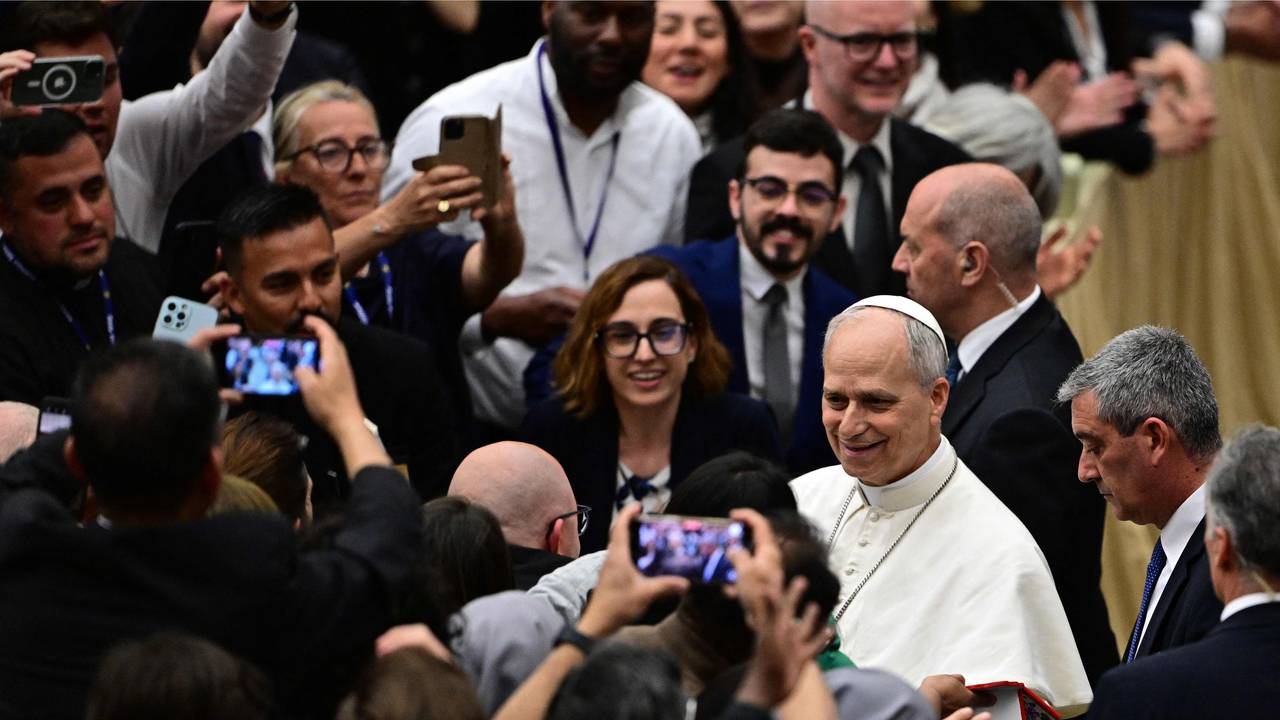 Umringt: Leo XIV. hat am 12. Mai 2025 seine erste Pressekonferenz als Papst gegeben.