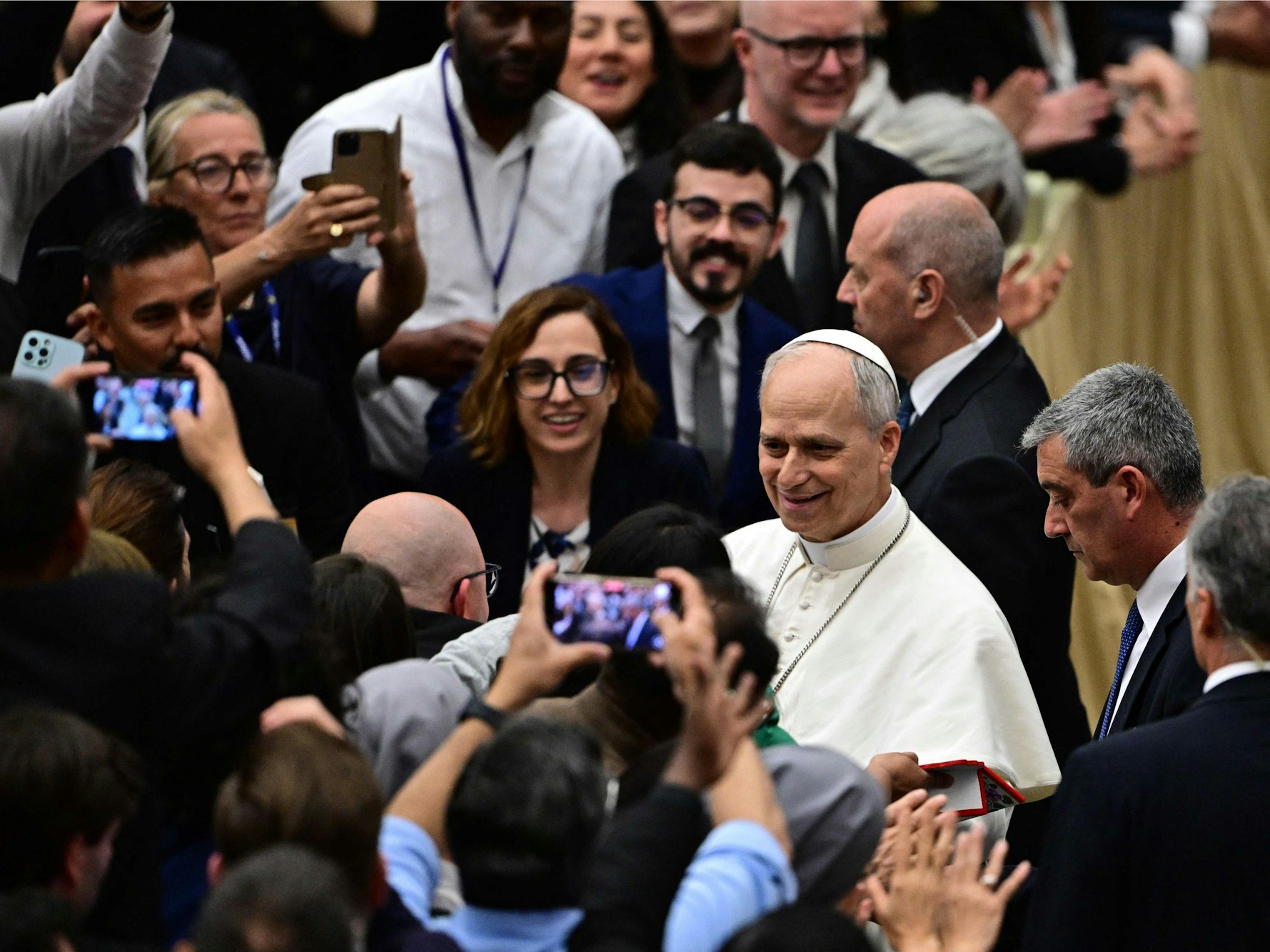 Umringt: Leo XIV. hat am 12. Mai 2025 seine erste Pressekonferenz als Papst gegeben.