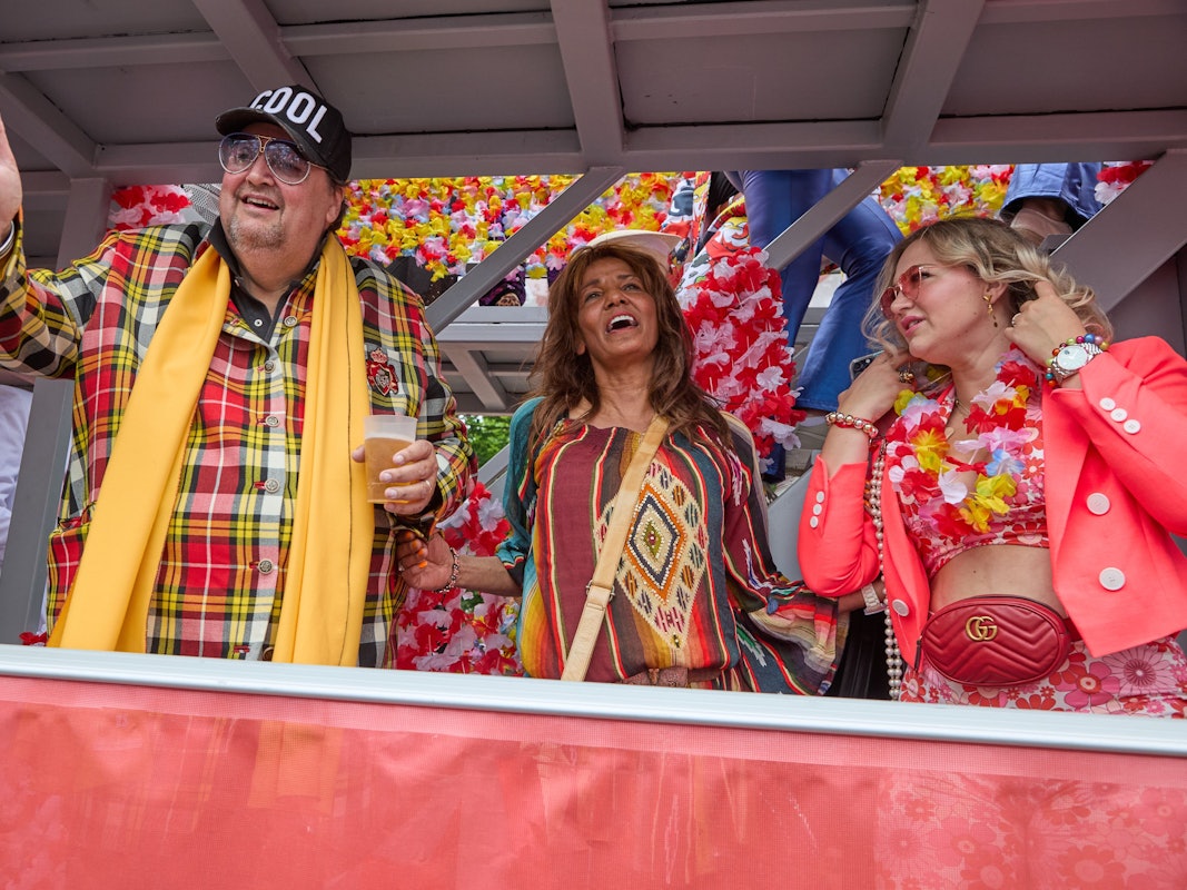 Nadja Abd el Farrag (Mitte) beim Hamburger Schlagermove im Mai 2024, links neben ihr Entertainer Andreas Ellermann.