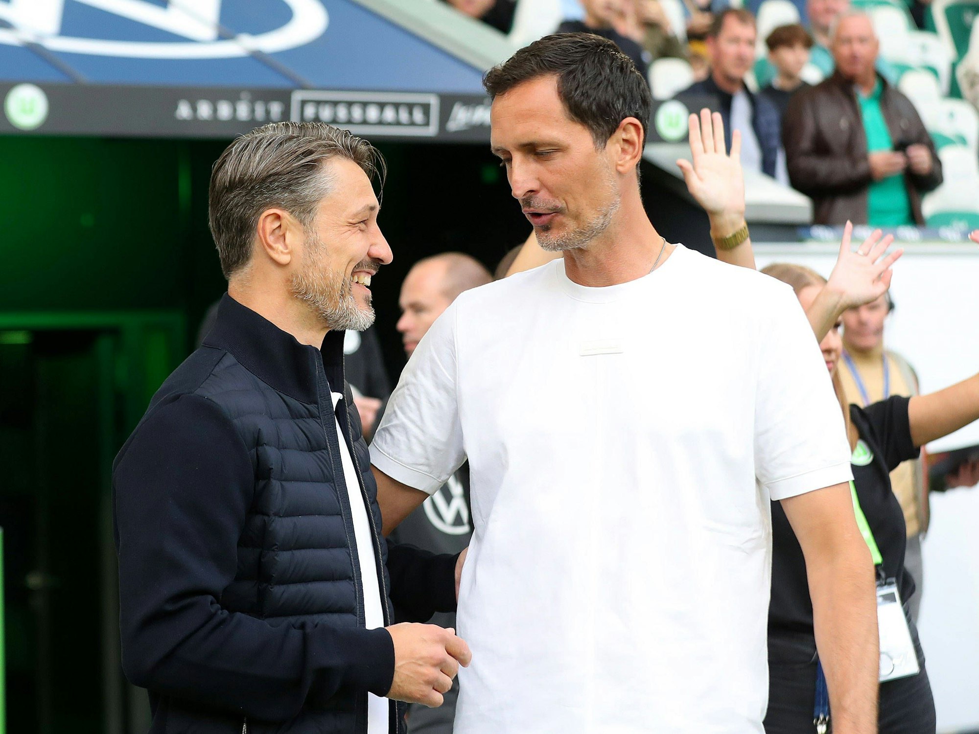 Niko Kovac und Dino Toppmöller begrüßen sich.