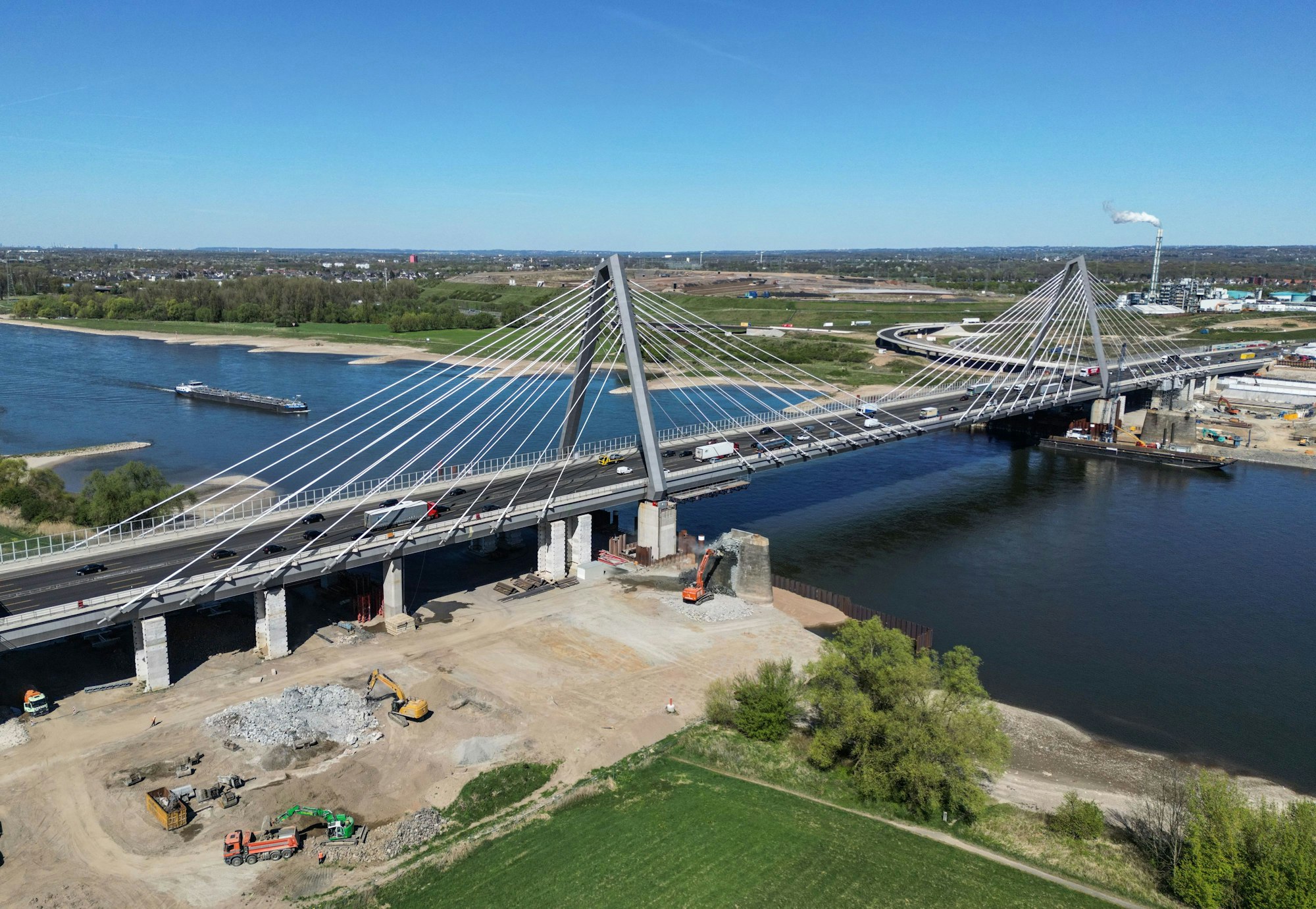 Fahrzeuge fahren auf der Autobahn A1 über die neugebaute Autobahnbrücke Leverkusen über den Rhein.