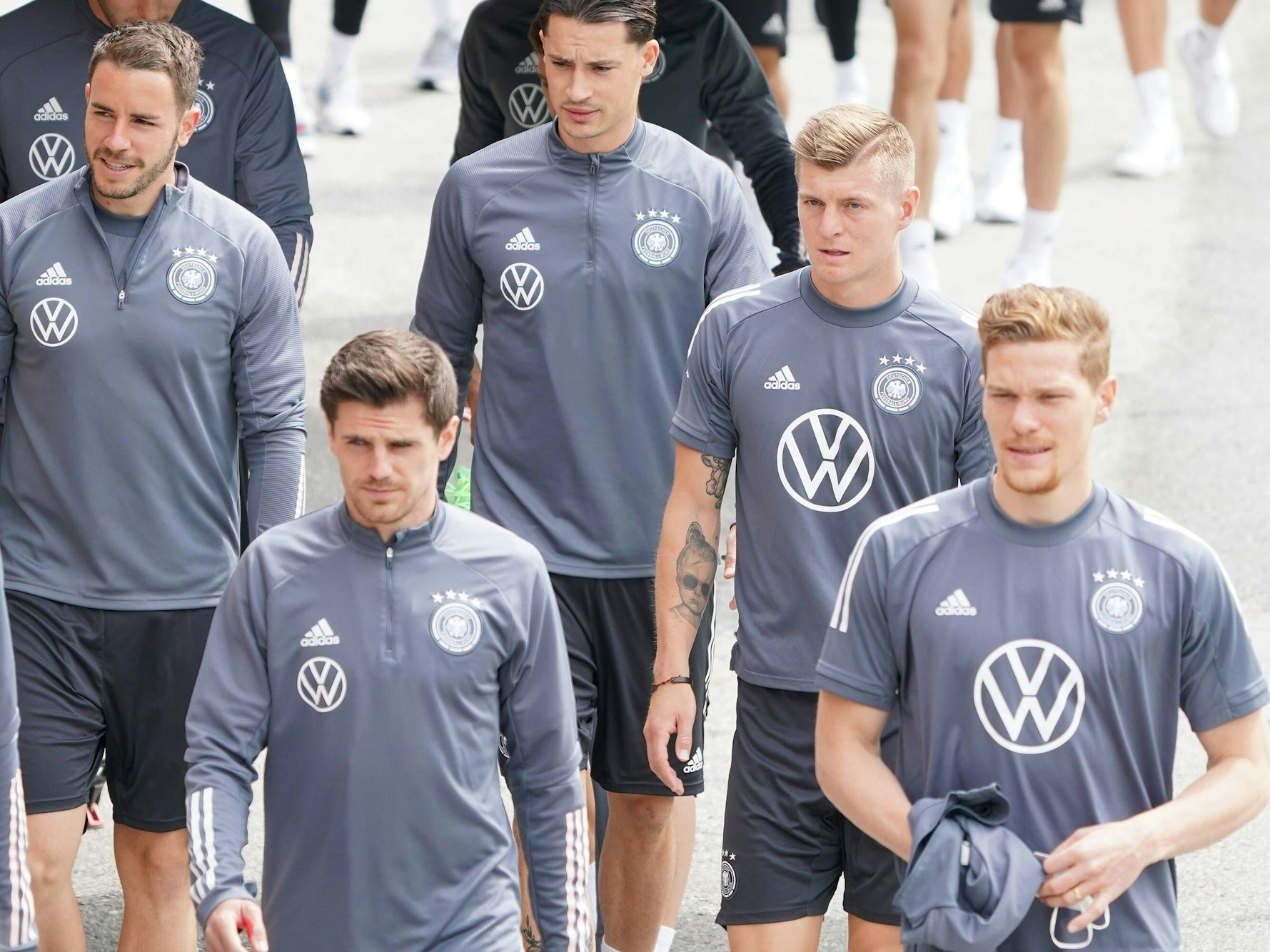 Von links nach rechts: Christian Günther, Jonas Hofmann, Robin Koch, Toni Kroos und Marcel Halstenberg kommen zum Training der deutschen Nationalmannschaft.