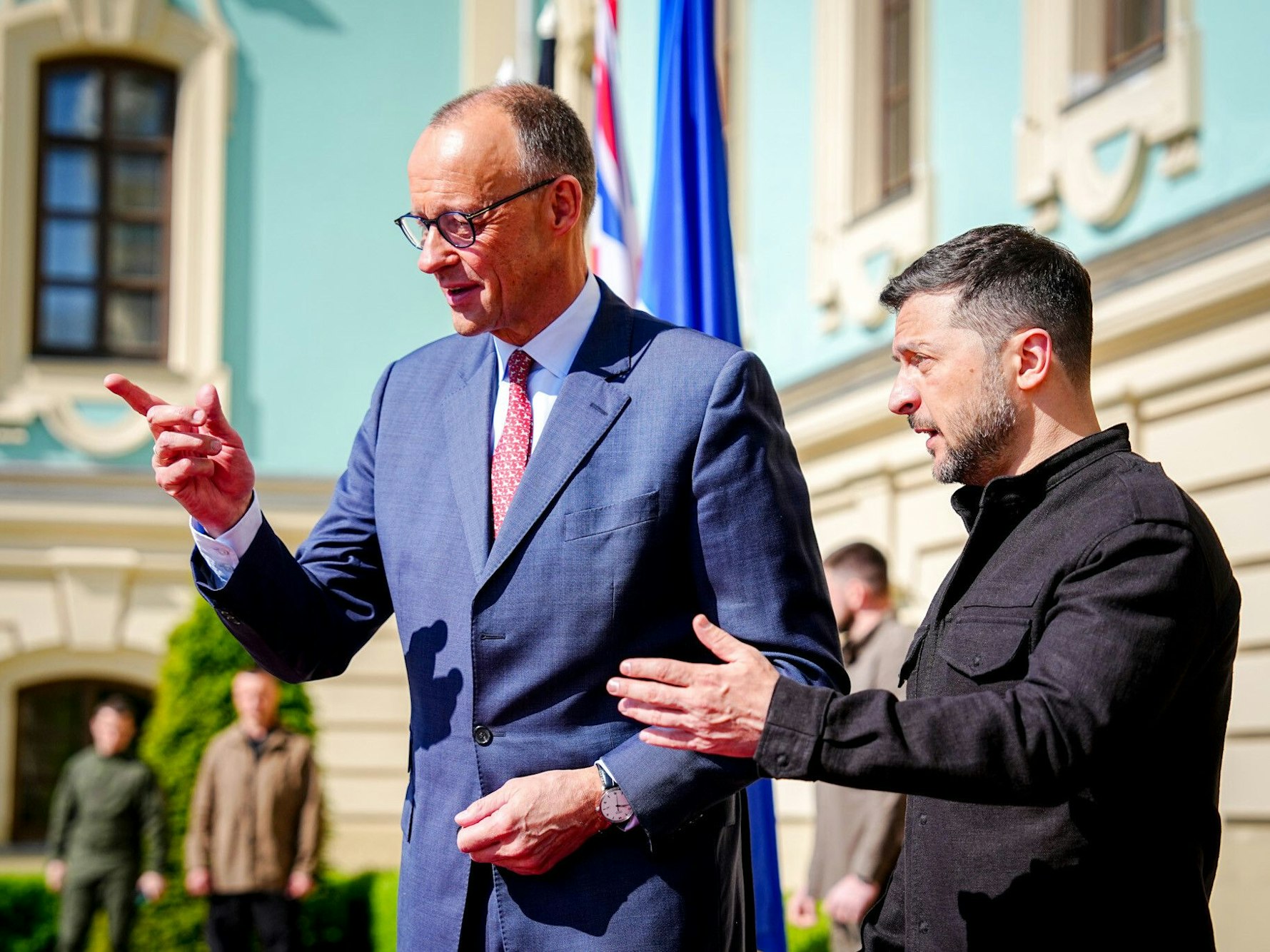 Bundeskanzler Friedrich Merz bei einem Treffen mit Wolodymyr Selenskyj in der Ukraine.