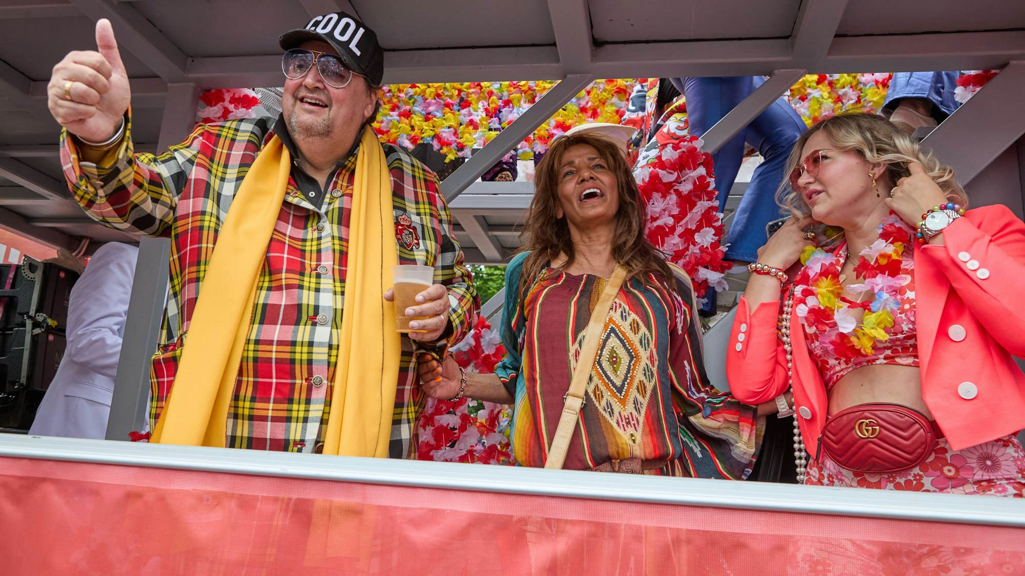 Nadja Abd el Farrag (Mitte) beim Hamburger Schlagermove im Mai 2024, links neben ihr Entertainer Andreas Ellermann.