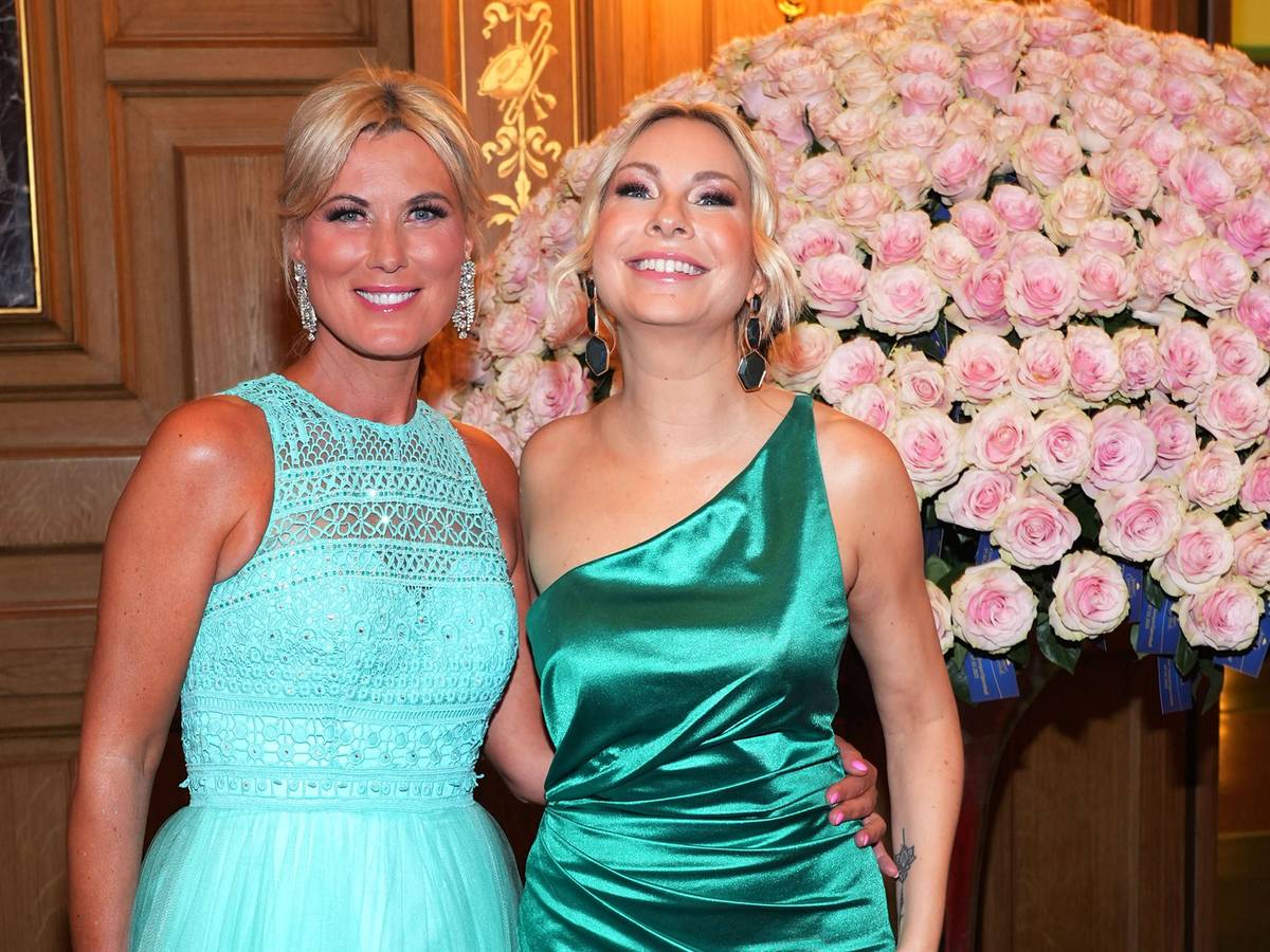 Susanne Klehn posiert für ein Foto mit Kamilla Senjo.