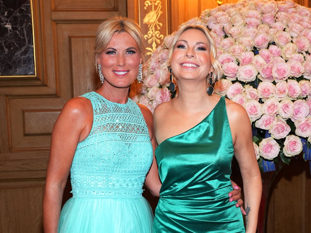 Susanne Klehn posiert für ein Foto mit Kamilla Senjo.