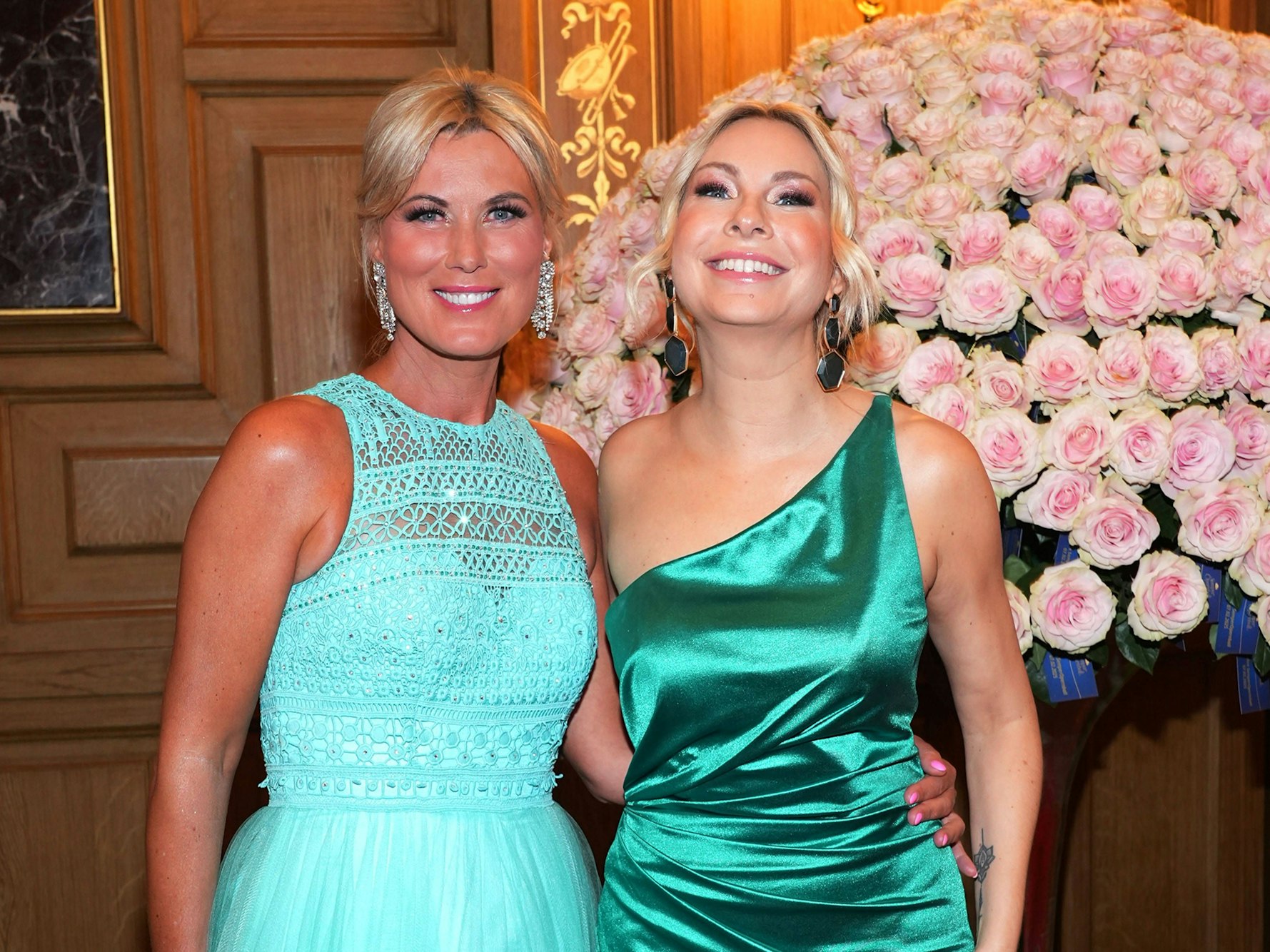 Susanne Klehn posiert für ein Foto mit Kamilla Senjo.