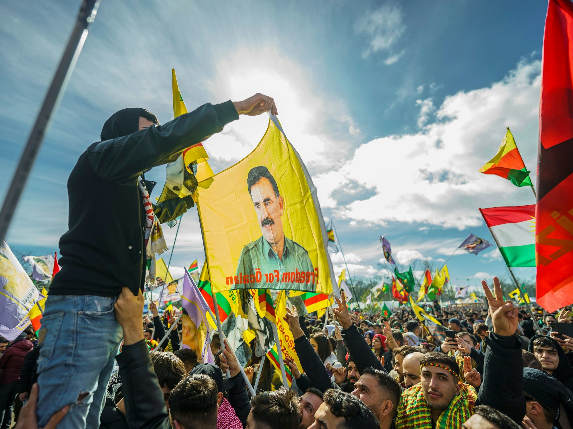 Menschen nahmen im März an der zentralen Feier in Frankfurt zum kurdischen Neujahrsfest „Newroz“ teil und schwenken dabei auch Fahnen des inhaftierten Anführers der militanten PKK, Abdullah Öcalan.
