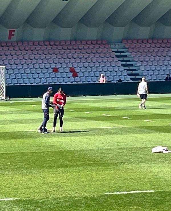 Philipp Pentke wird beim Training an der Hand behandelt.