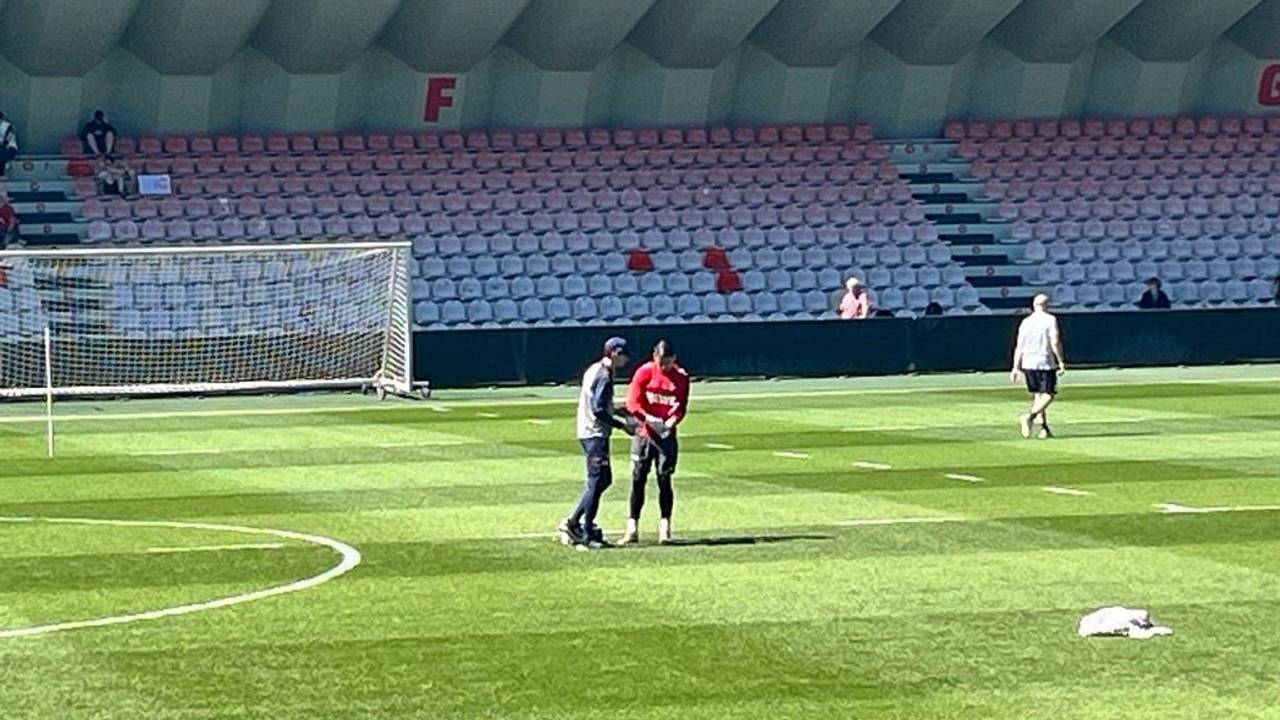 Philipp Pentke wird beim Training an der Hand behandelt.