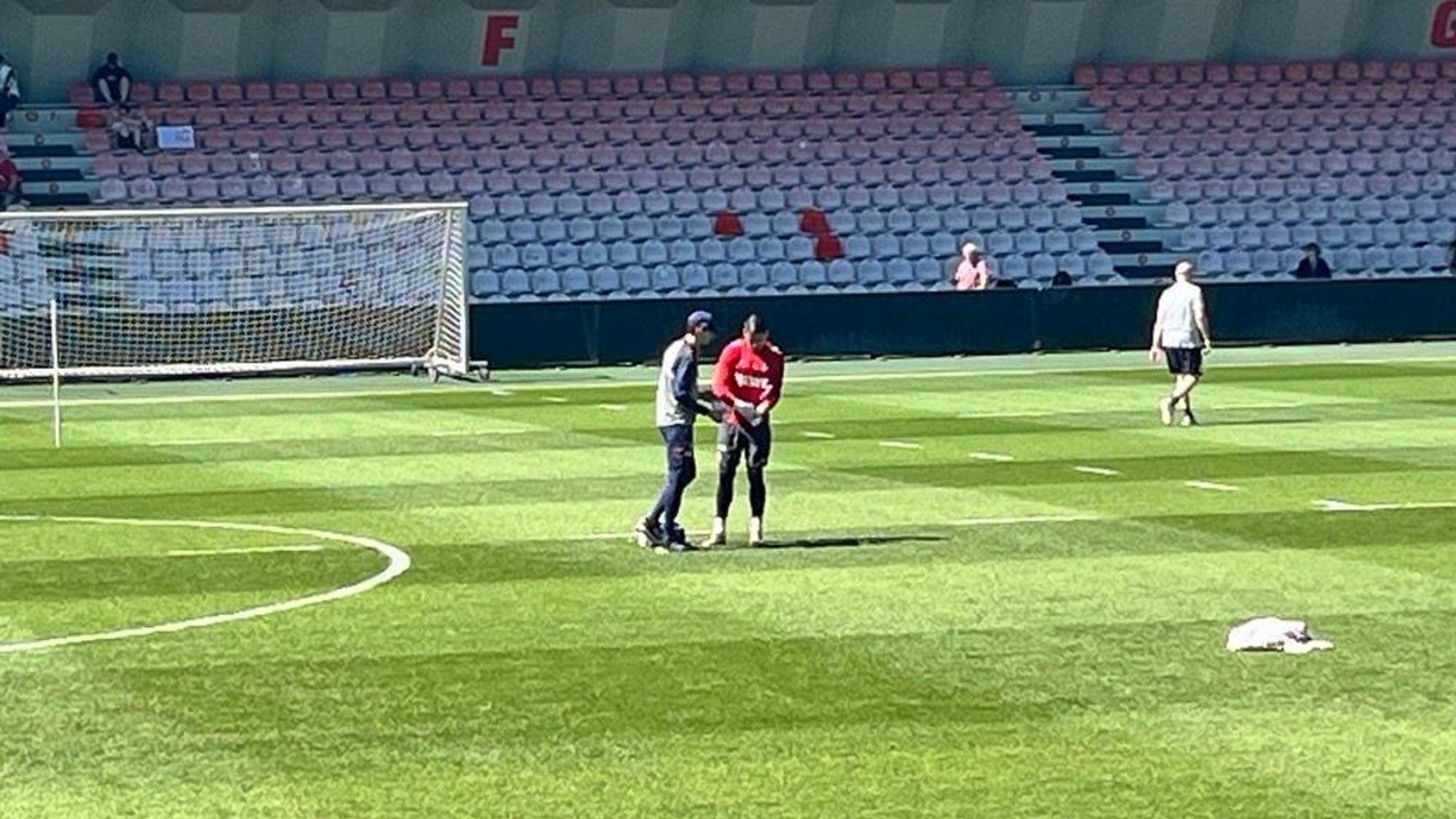 Philipp Pentke wird beim Training an der Hand behandelt.