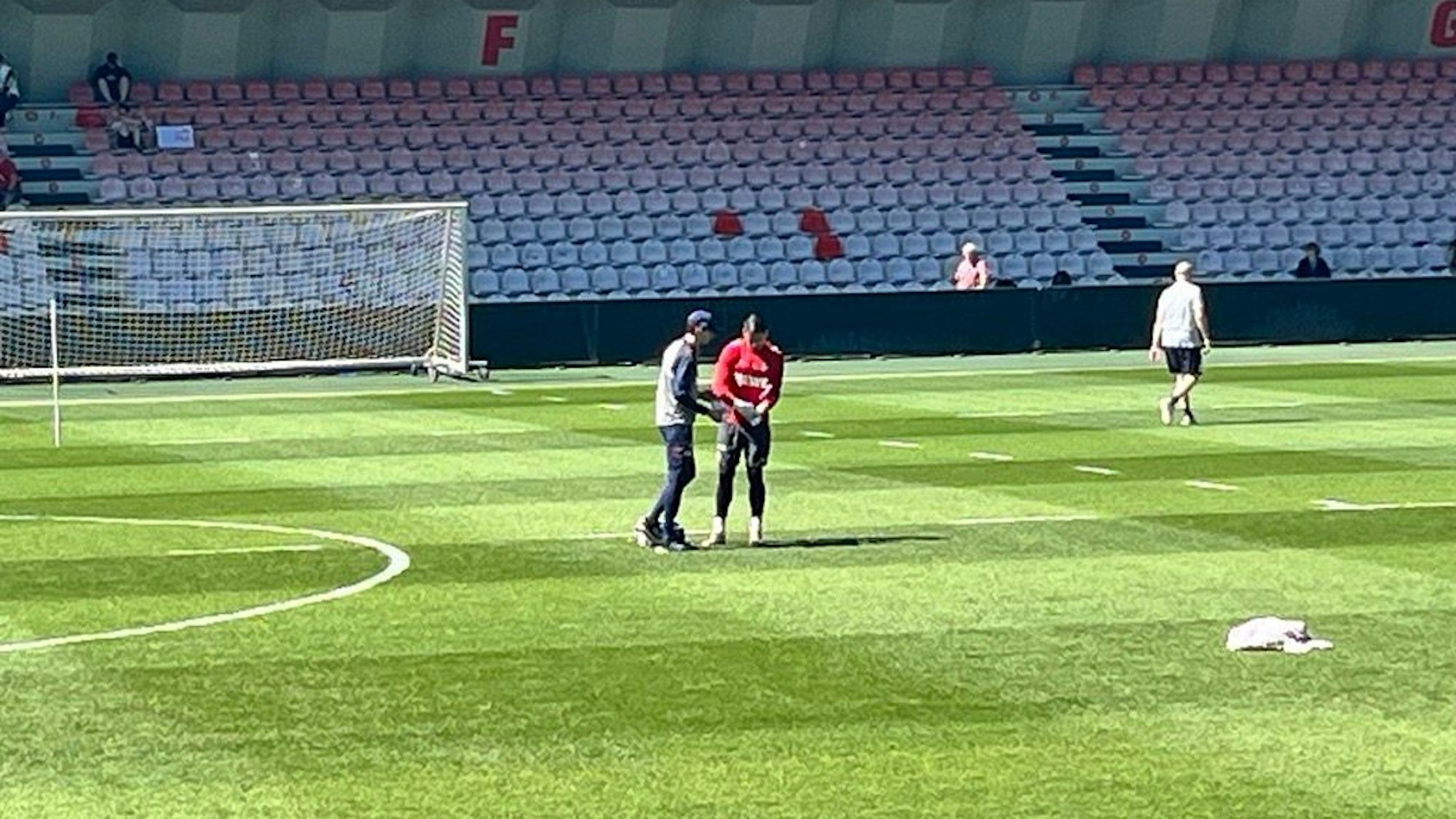 Philipp Pentke wird beim Training an der Hand behandelt.