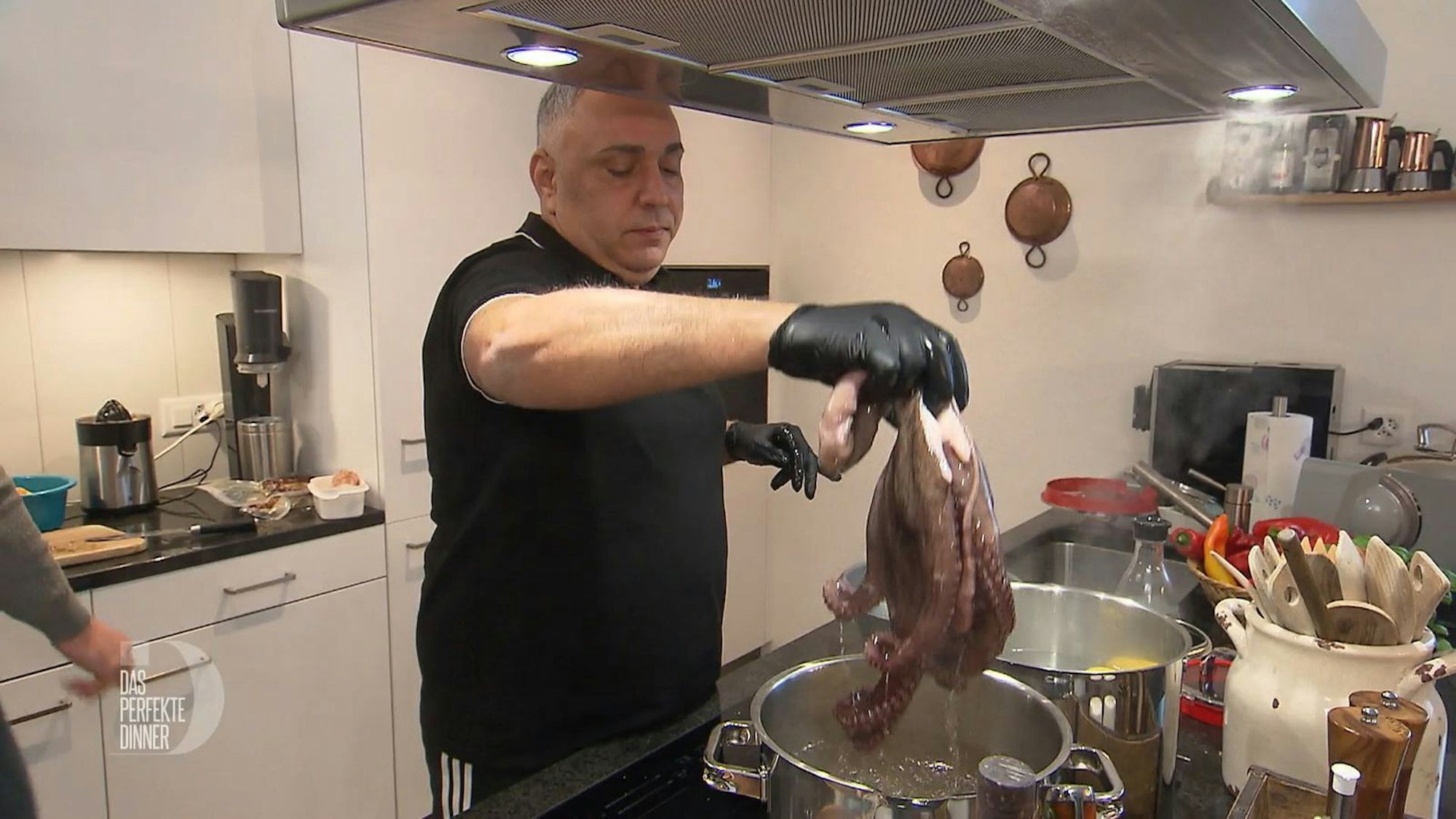Pasqualino geht mit dem Oktopus bewusst ein Risiko ein.
(Bild: RTL)