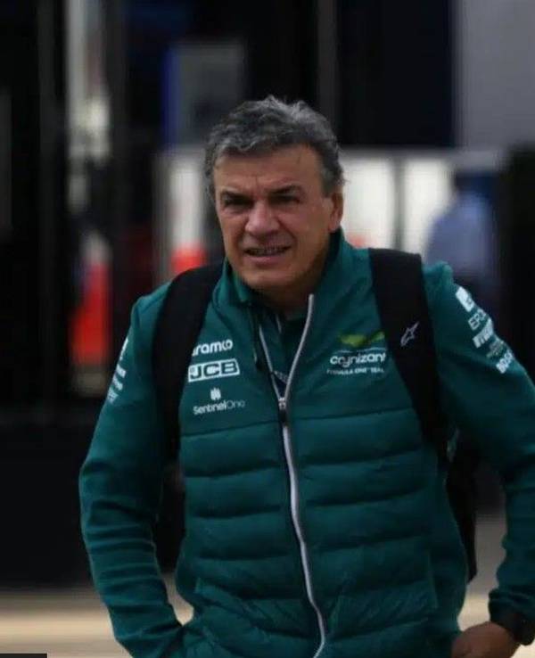 Aston Martin-Altmeister Fernando Alonso kommt mit Physiotherapeut Fabrizio Borra ins Fahrerlager.