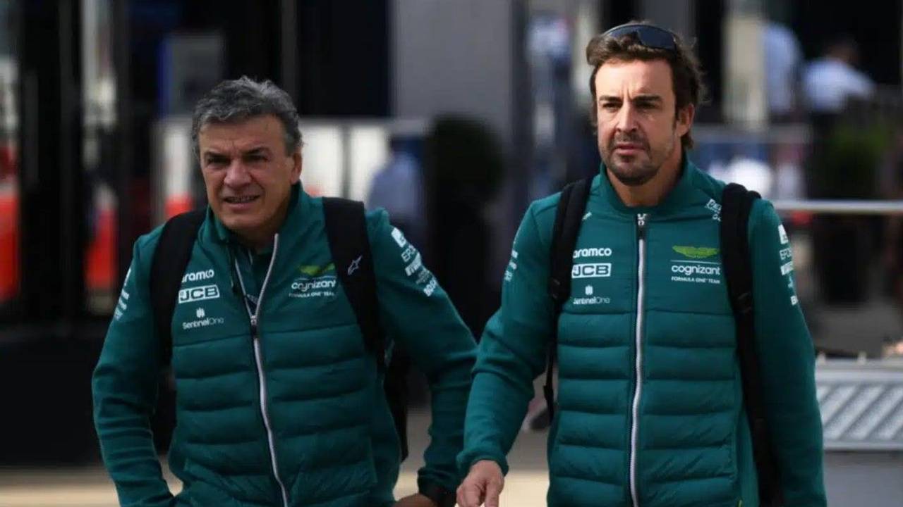 Aston Martin-Altmeister Fernando Alonso kommt mit Physiotherapeut Fabrizio Borra ins Fahrerlager.