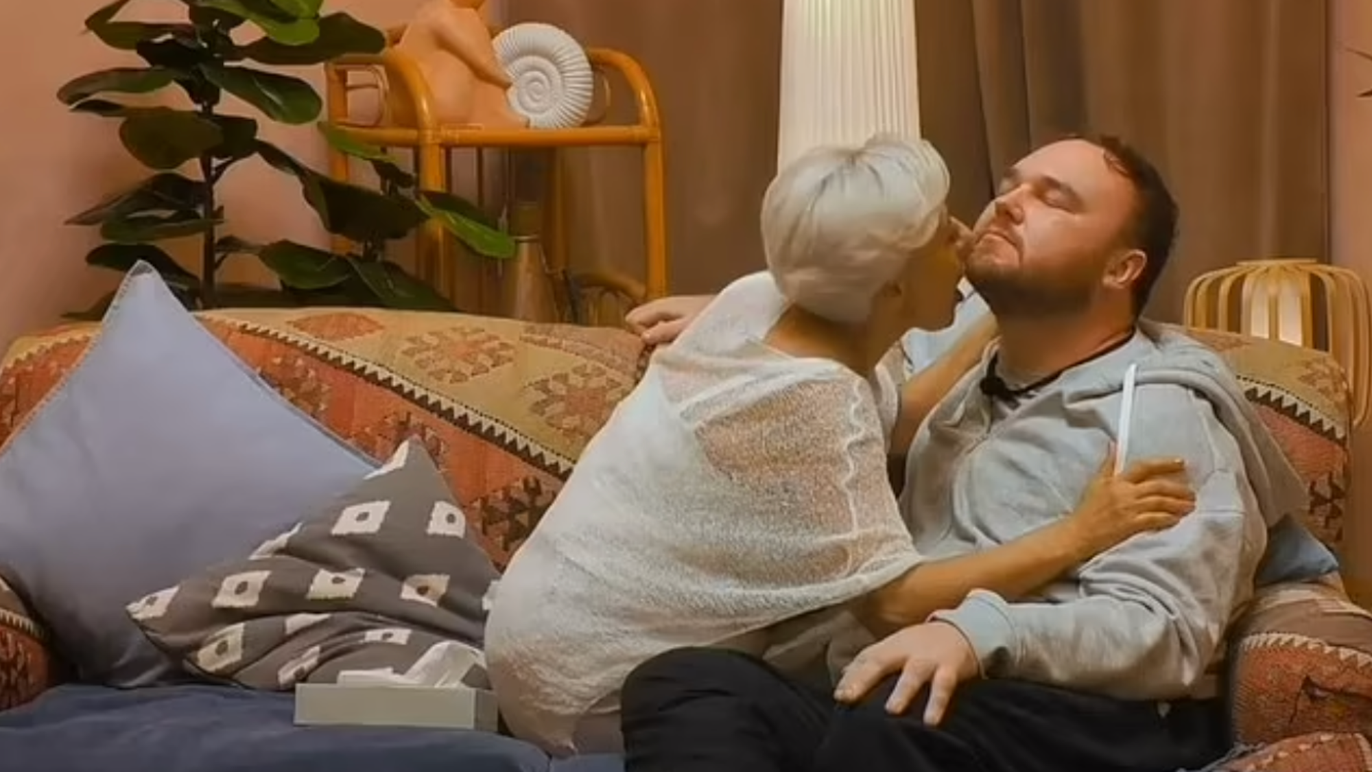 Lieferfahrer Zac (28) und Dr. Danielle Harel, eine Sexualtherapeutin, lernen sich in der Show näher kennen und werden intim.