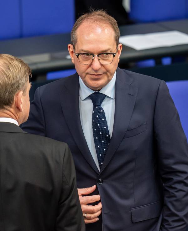 Alexander Dobrindt (r, CSU), Bundesinnenminister, spricht am 8. Mai 2025 im Bundestag mit Johann Wadephul (CDU), Außenminister.