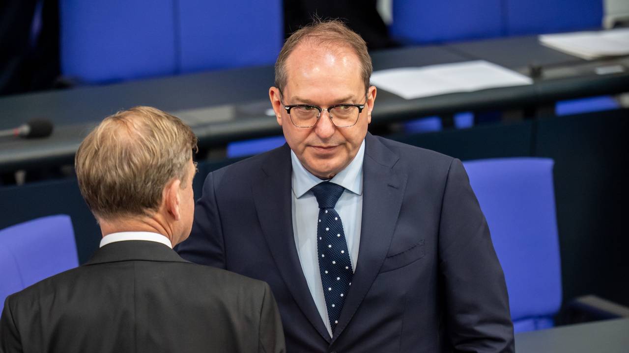 Alexander Dobrindt (r, CSU), Bundesinnenminister, spricht am 8. Mai 2025 im Bundestag mit Johann Wadephul (CDU), Außenminister.