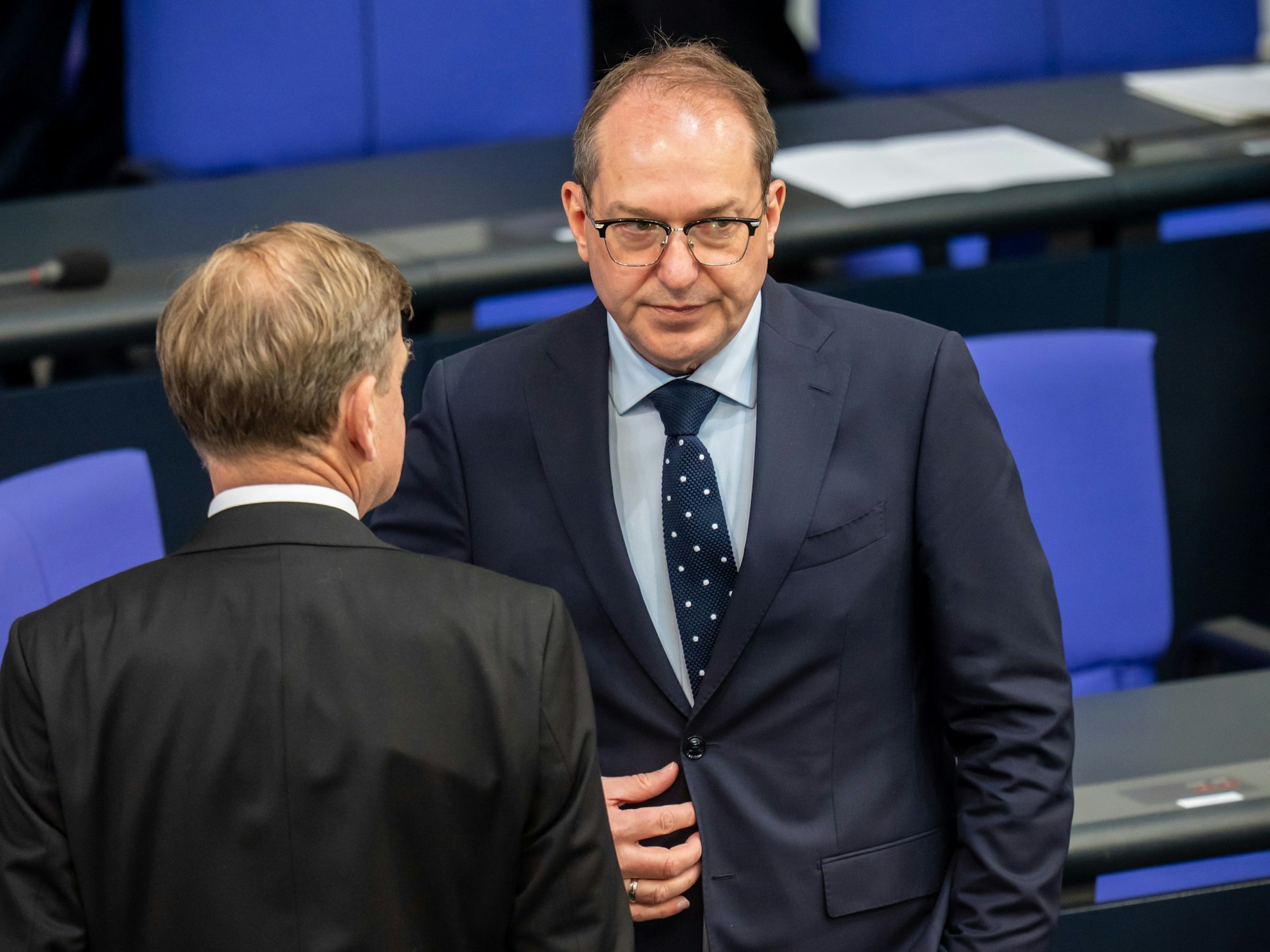 Alexander Dobrindt (r, CSU), Bundesinnenminister, spricht am 8. Mai 2025 im Bundestag mit Johann Wadephul (CDU), Außenminister.