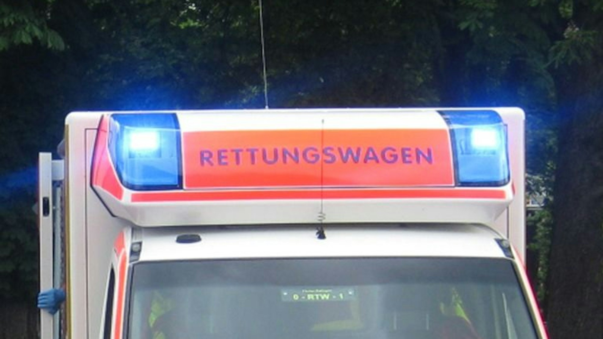 Rettungswagen im Einsatz nach Verkehrsunfall zwischen Motorrad und PKW in Langenfeld