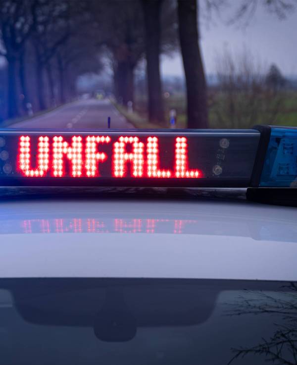 Das Foto eines Polizeiautos mit Blaulicht.