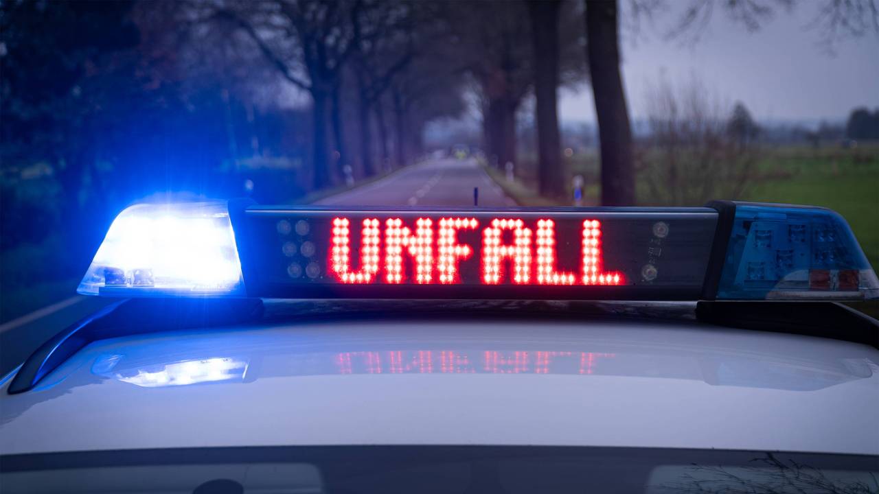 Das Foto eines Polizeiautos mit Blaulicht.