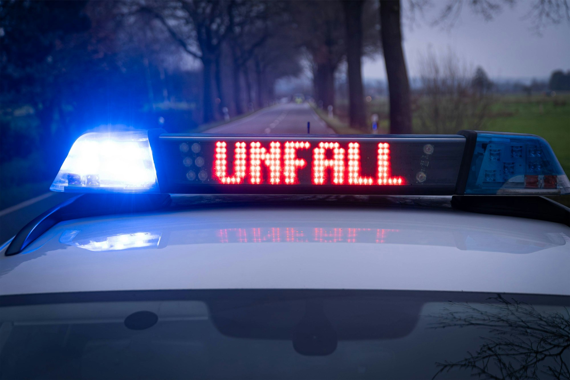 Das Foto eines Polizeiautos mit Blaulicht.