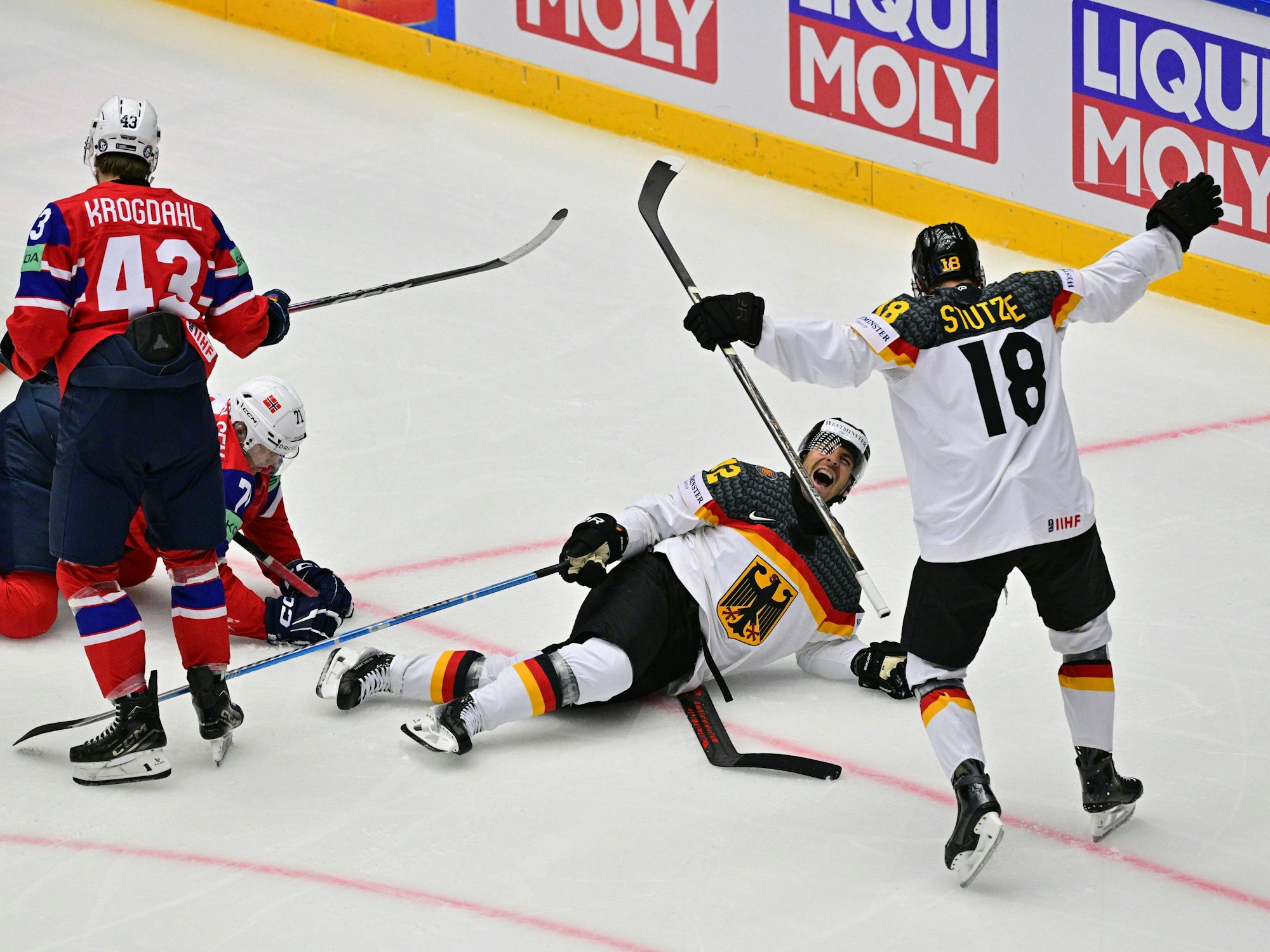 Yasin Ehliz jubelt mit Tim Stützle über sein Tor.