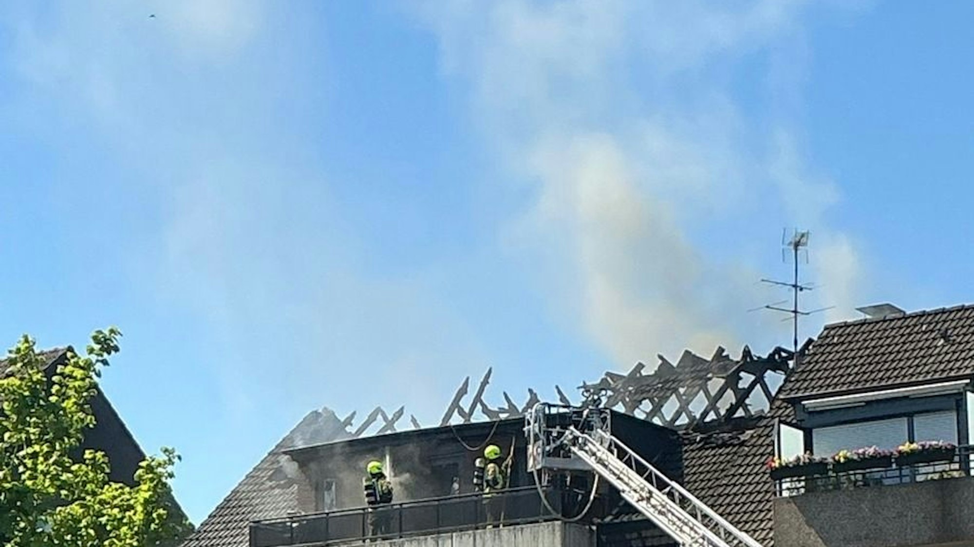 Dachstuhlbrand in Bottrop-Fuhlenbrock macht Mehrfamilienhaus unbewohnbar