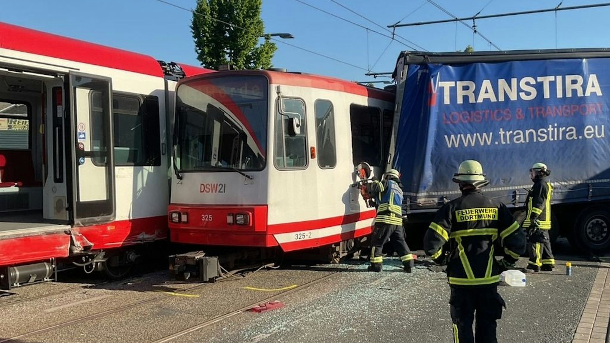 Schwerer Verkehrsunfall zwischen einem LKW und zwei Stadtbahnen