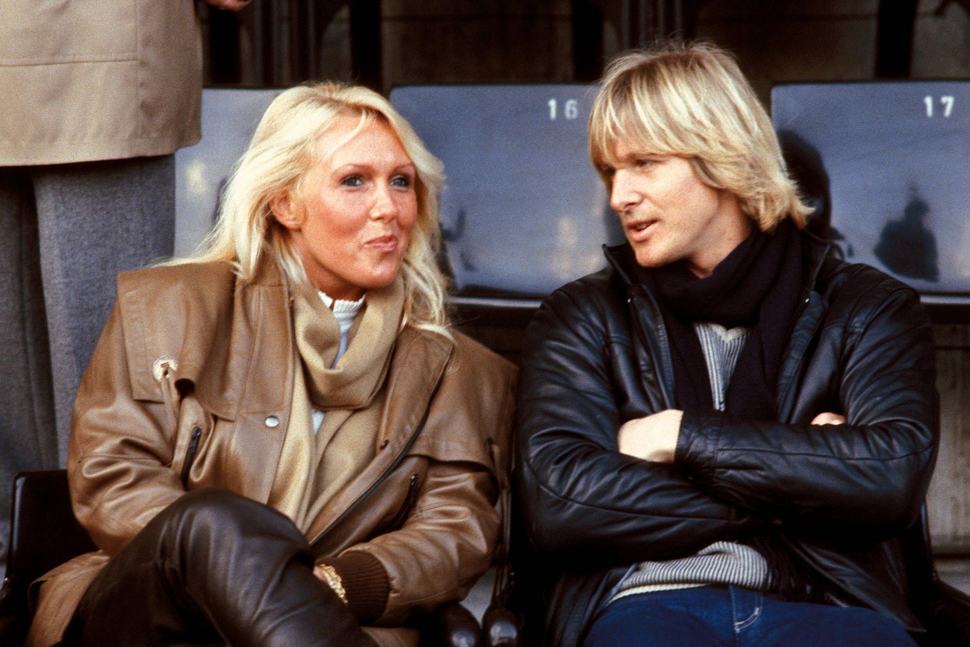 Bernd Schuster sitzt neben Ehefrau Gaby auf der Tribüne.