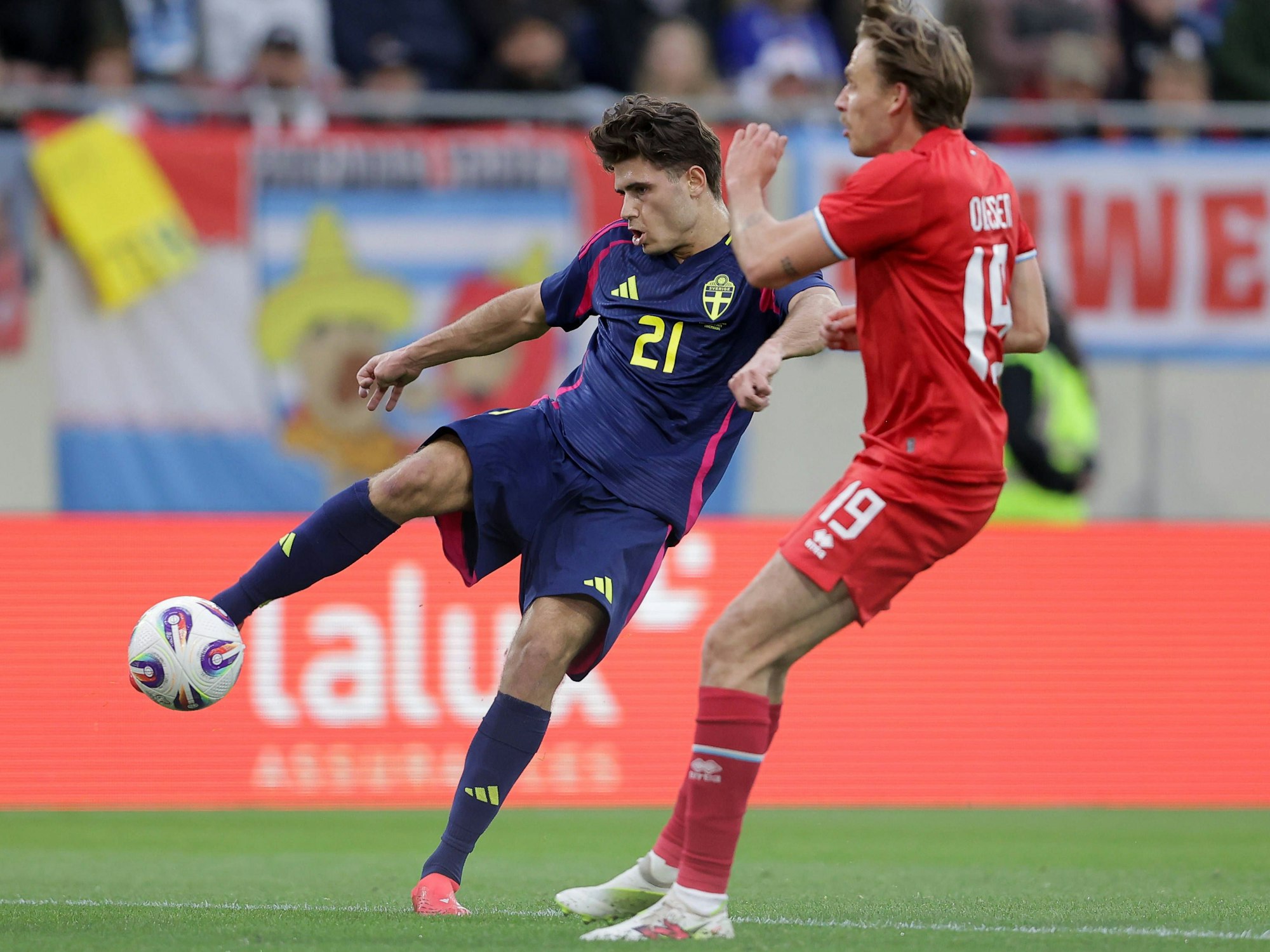 Besfort Zeneli bei seinem Länderspiel-Debüt für Schweden im Duell mit FC-Profi Mathias Olesen.