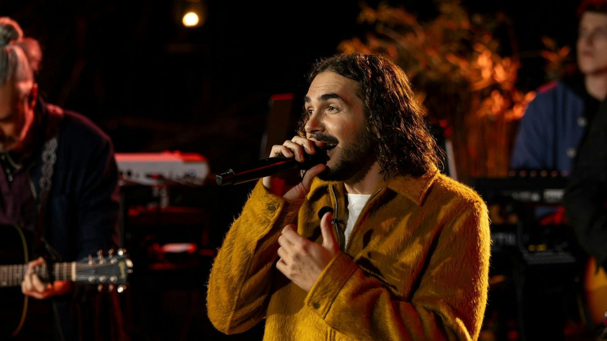 Boki von ClockClock bekam die Protea für den Song des Abends. (Bild: RTL / Markus Hertrich)
