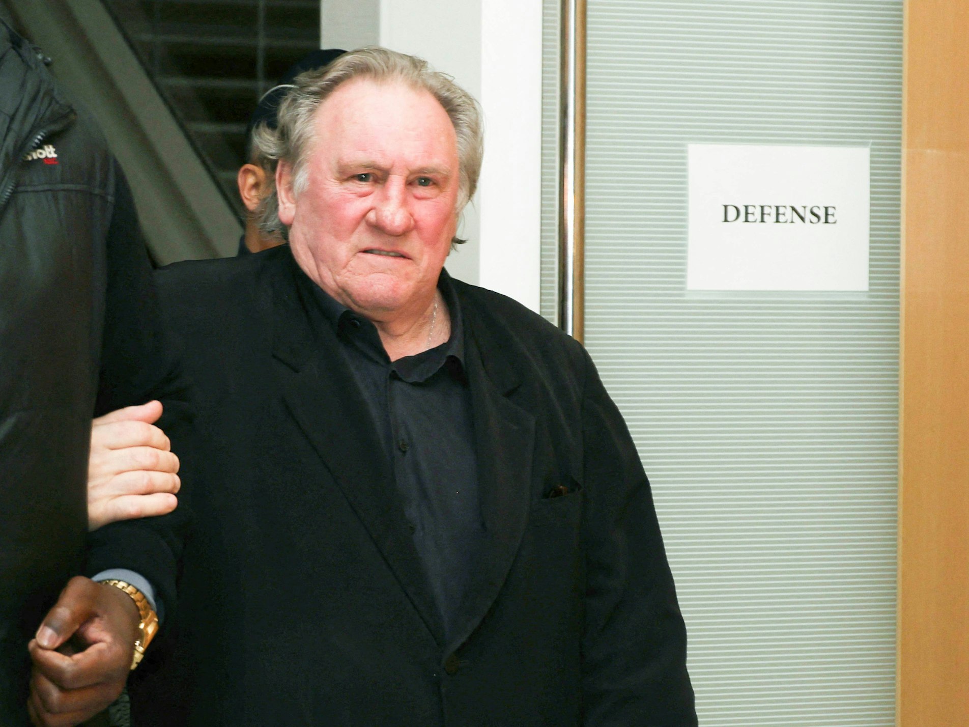 Gerard Depardieu verlässt den Gerichtssaal nach einem Verhandlungstag.
