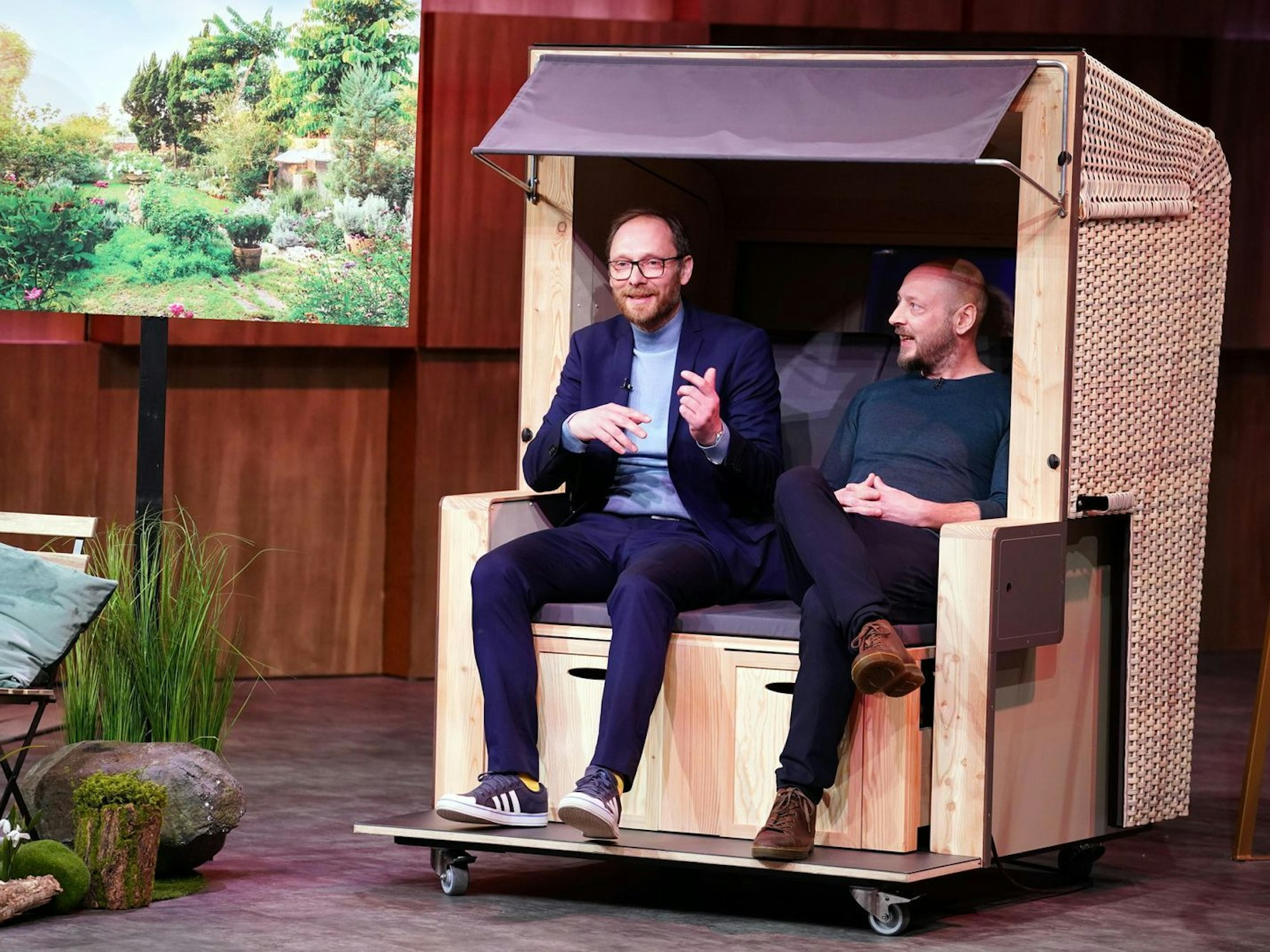 Kurioses Tüftler-Duo: Thomas (links) und Torsten finden schnell Freunde für ihre „Korbsauna“-Lösung. Allerdings kommt dann doch kein Geschäftsabschluss zustande. (Bild: RTL / Stefan Gregorowius)