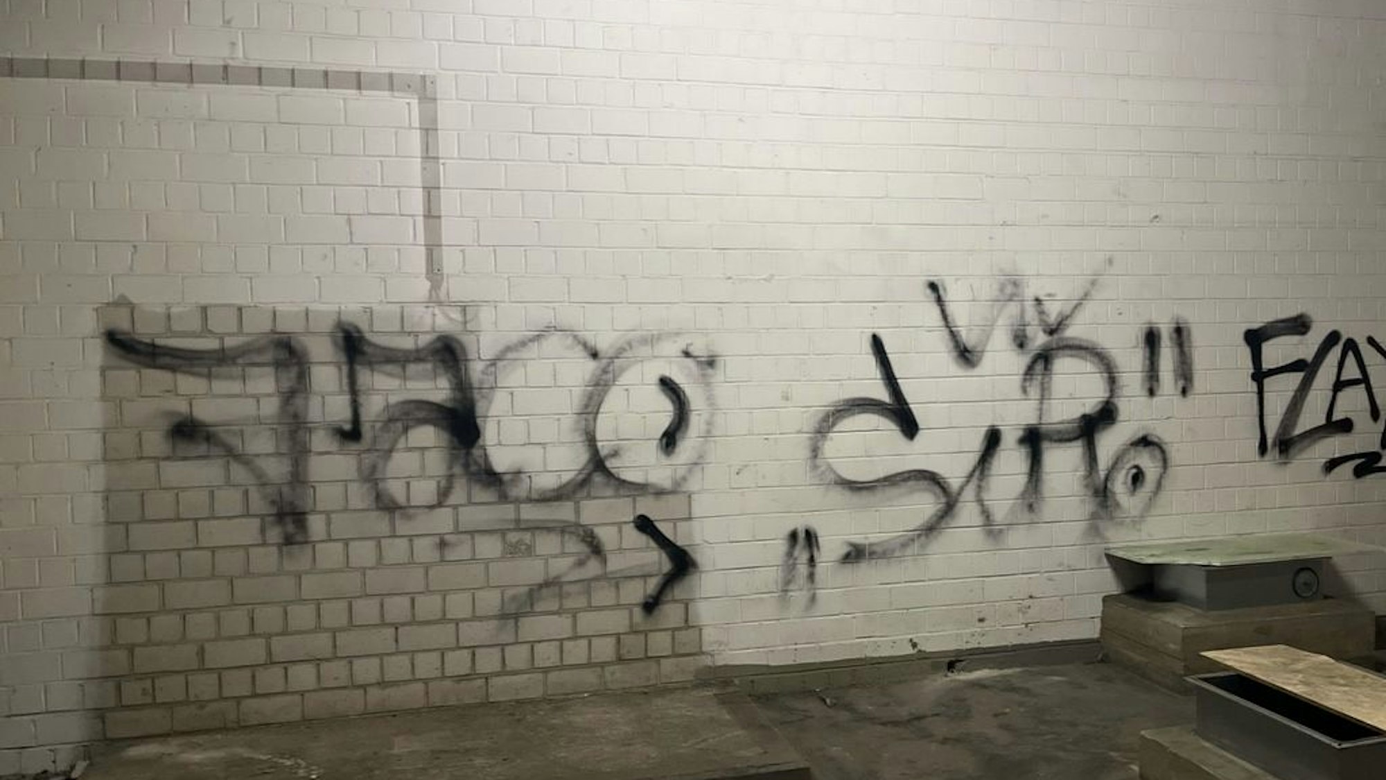 Graffiti-Schmierereien am Schulzentrum in Overath verursachten einen Schaden im unteren vierstelligen Bereich