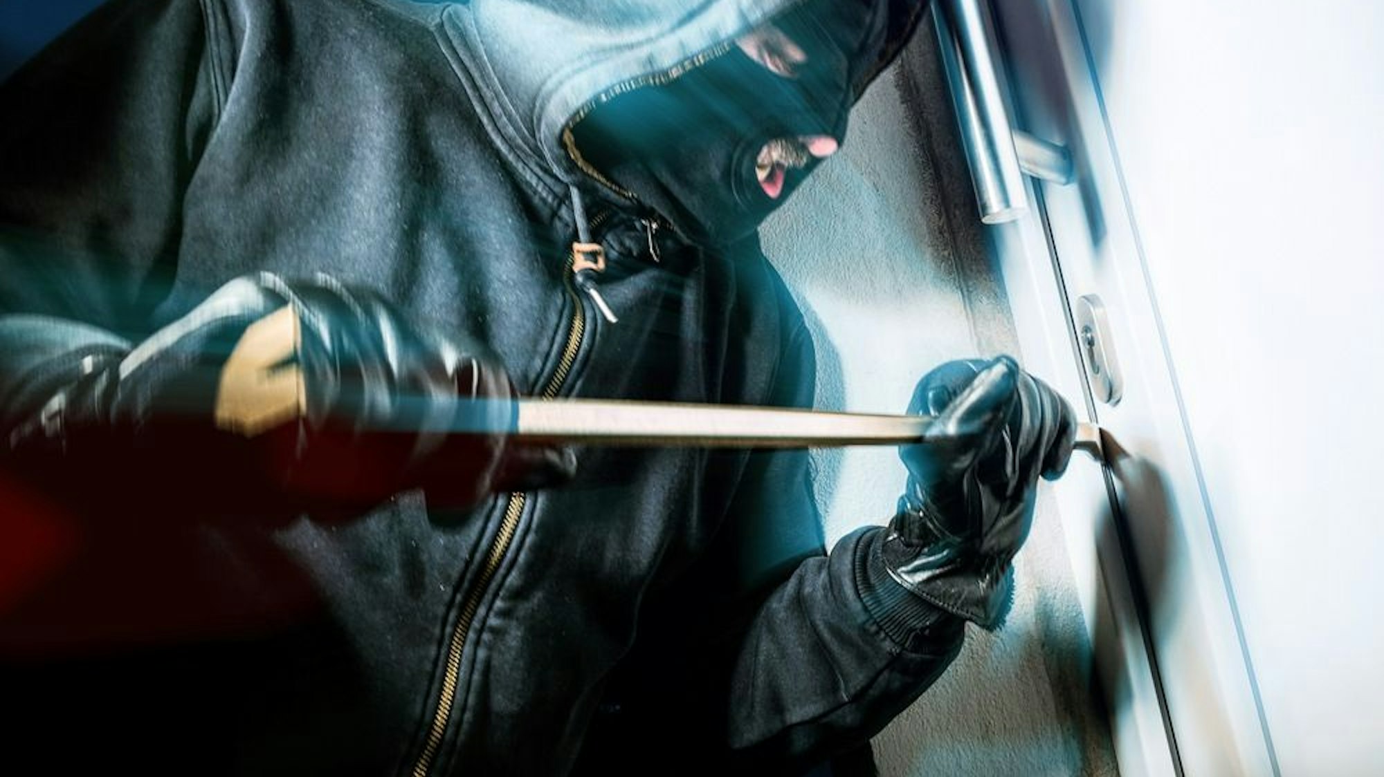 Die Polizei berichtet über Einbrüche in ein Firmengebäude in Velbert und ein Bürogebäude in Langenfeld