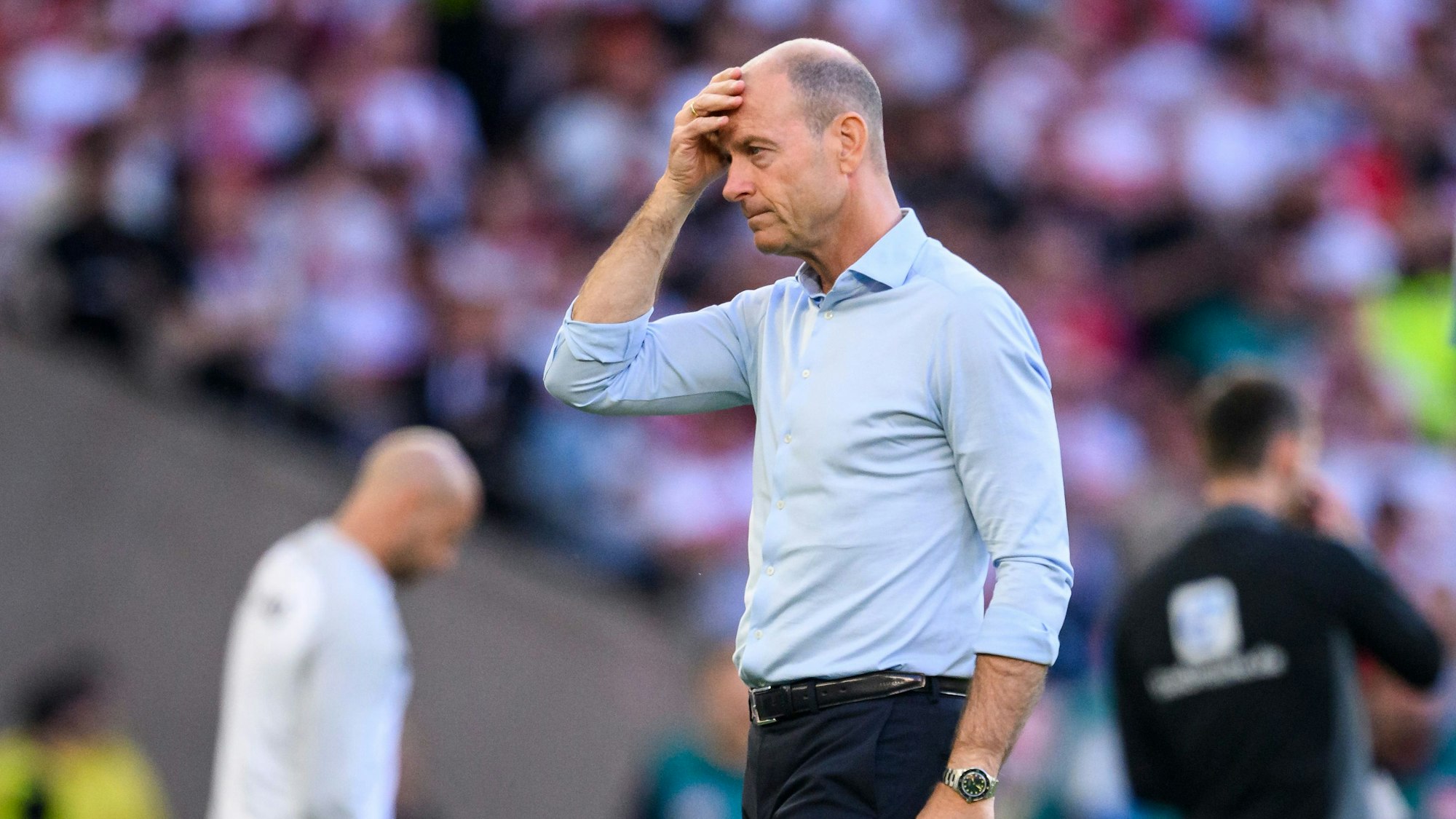 Jess Thorup hadert bei einem Spiel des FC Augsburg.