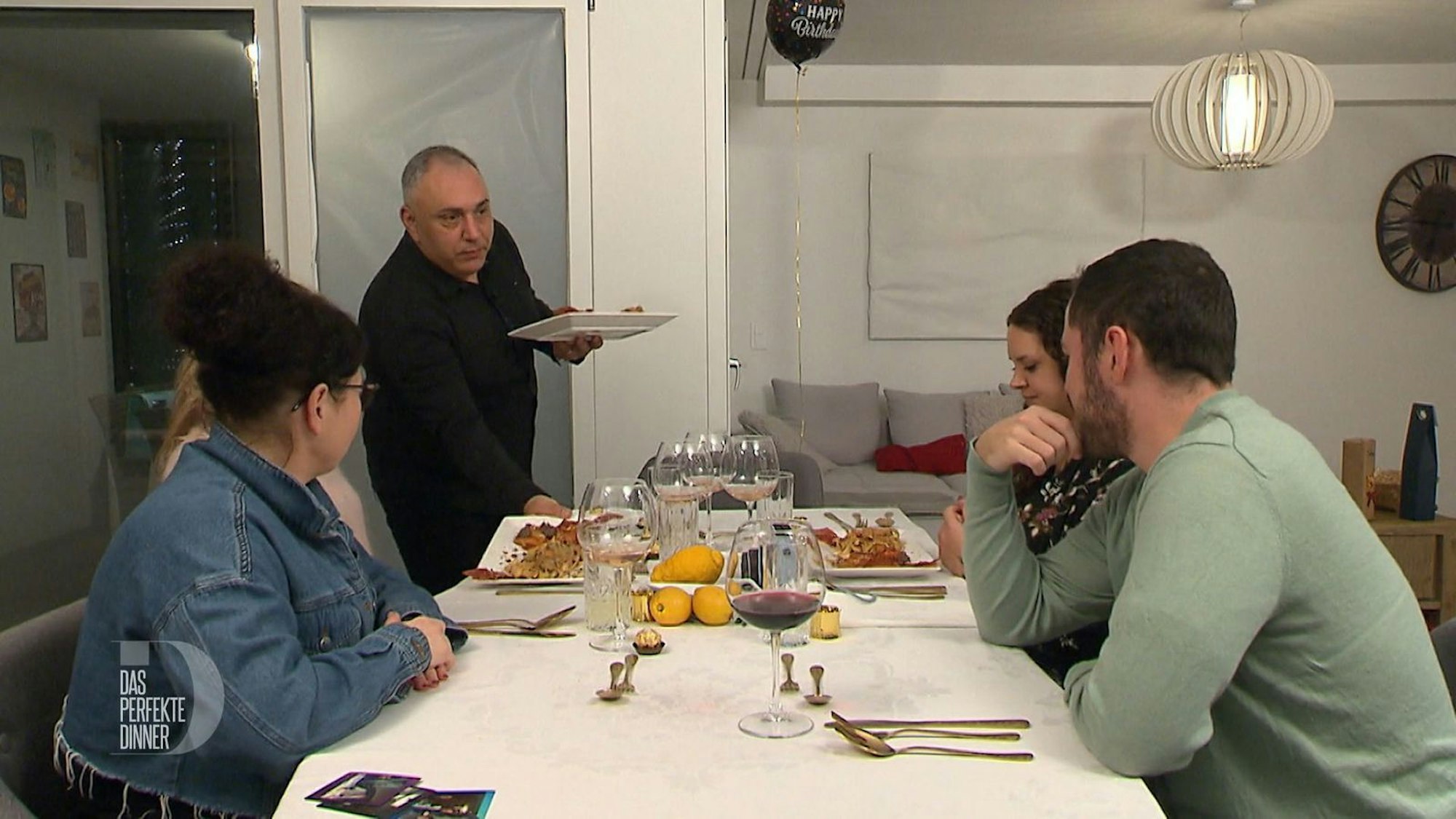 Der Hauptspeisenteller ist reichlich gefüllt, verhungern muss heute niemand.
(Bild: RTL)