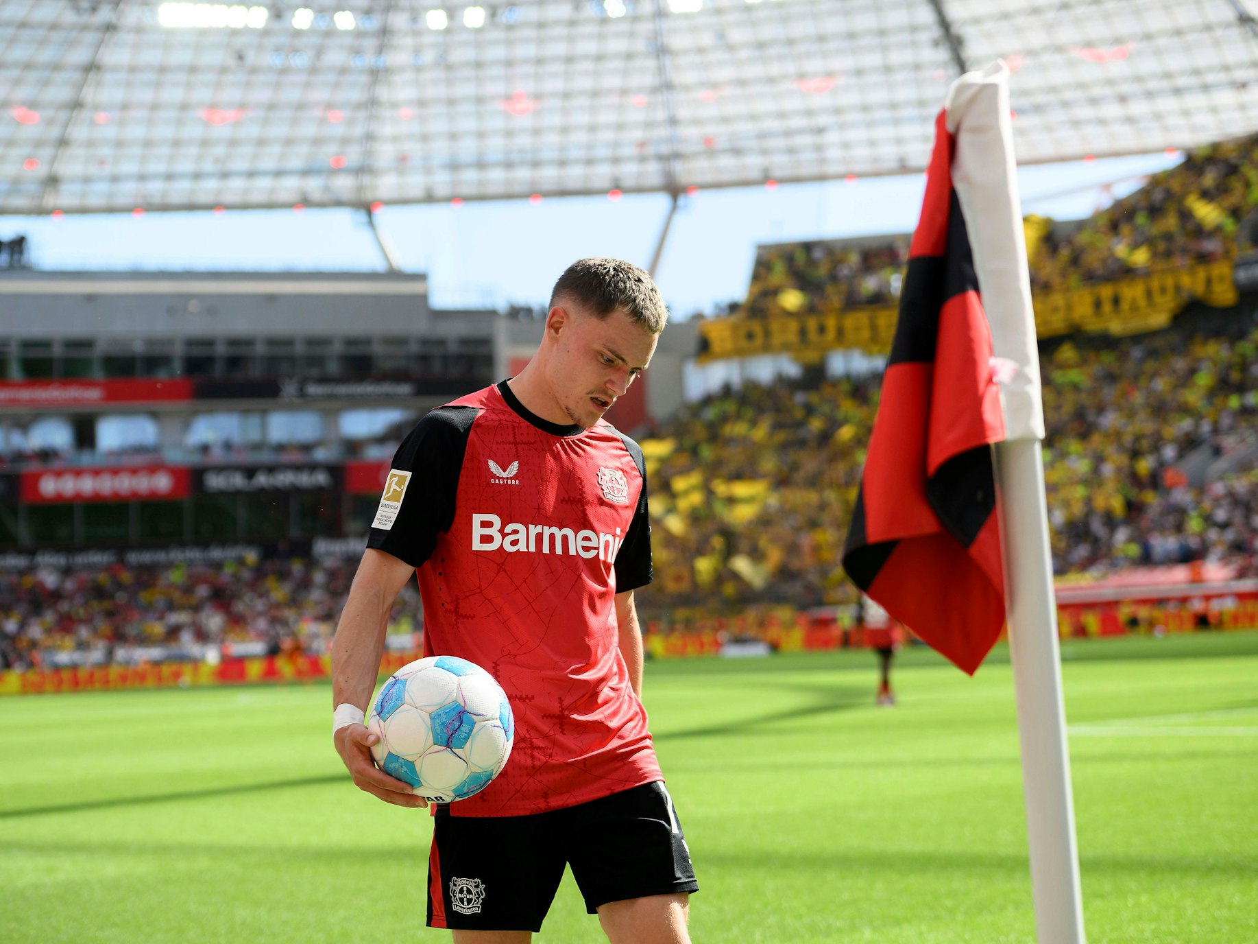 Florian Wirtz im Spiel gegen Borussia Dortmund an der Eckfahne.