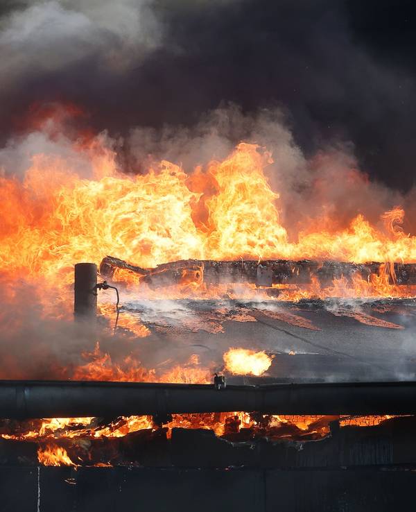 Flammen schlagen bei einem Großbrand aus dem Dach eines Gebäudekomplexes mit mehreren Schulen im Kreis Mettmann.