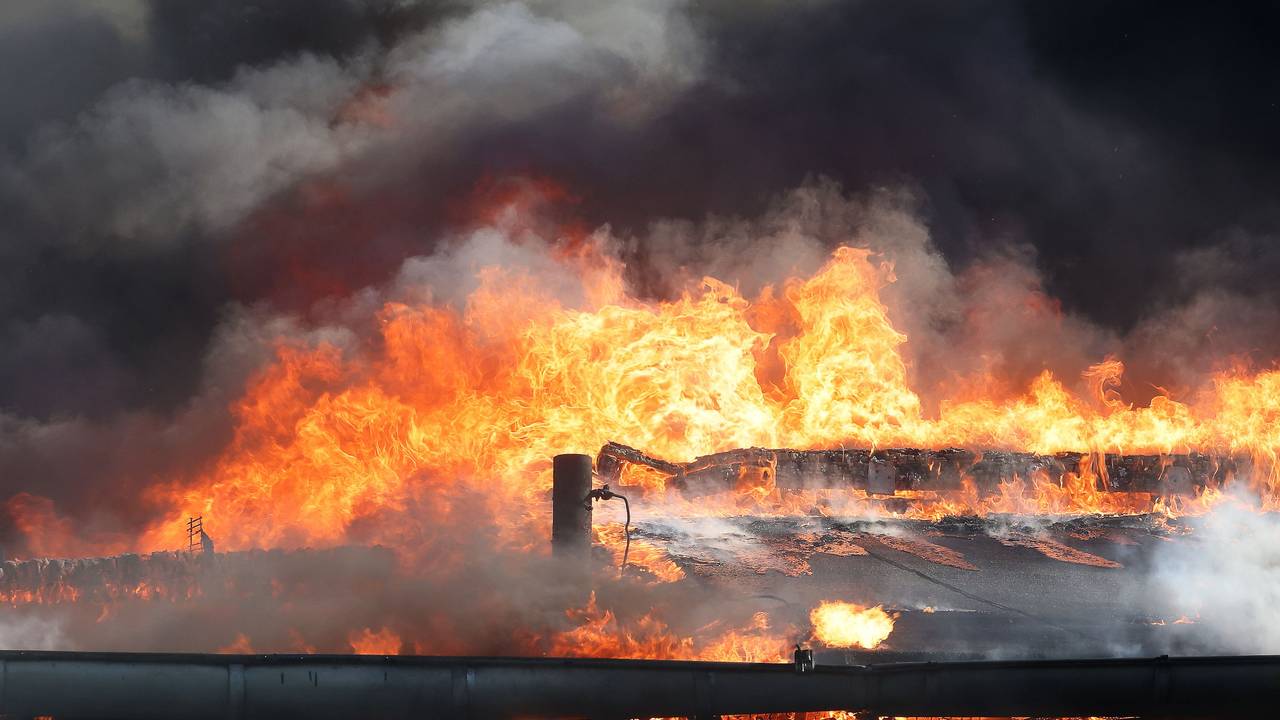Flammen schlagen bei einem Großbrand aus dem Dach eines Gebäudekomplexes mit mehreren Schulen im Kreis Mettmann.