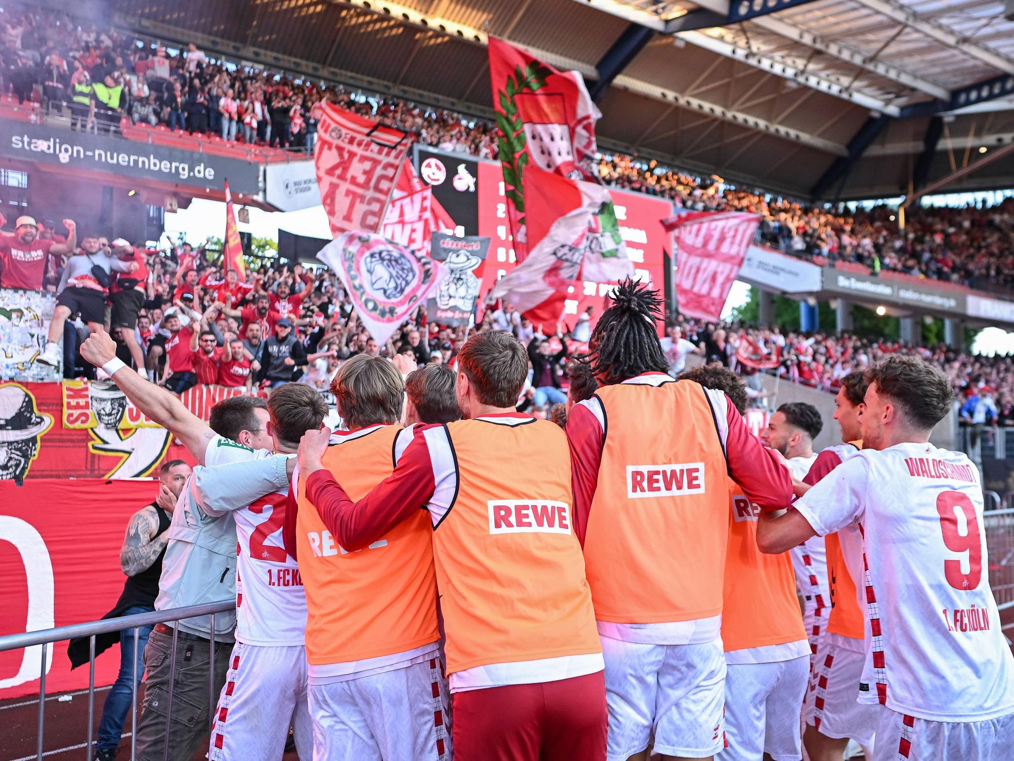 Die Profis des 1. FC Köln feiern in Nürnberg vor dem Gästeblock.