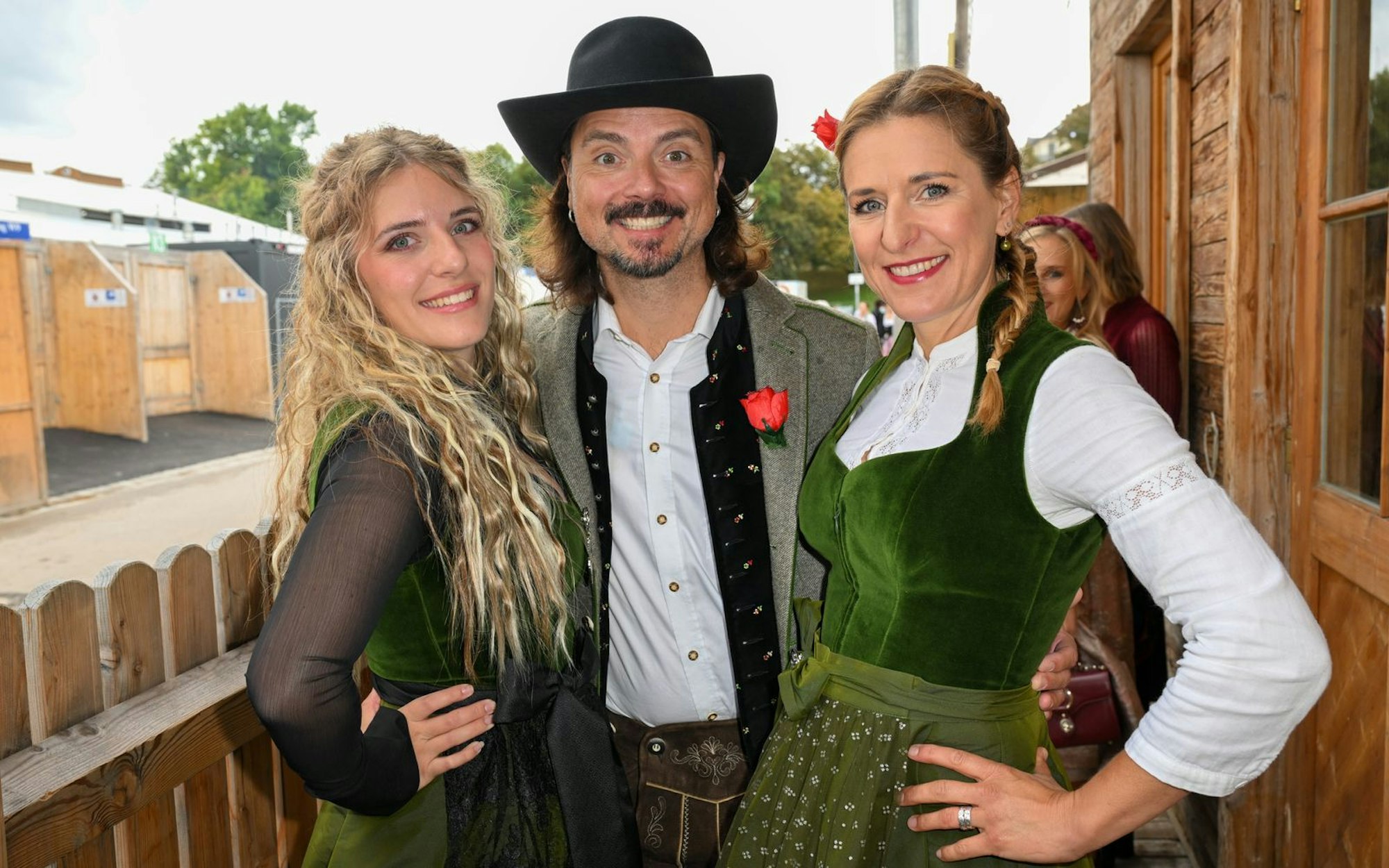 Mit Lanny Lanner und ihrer Mutter Stefanie Hertel ist Johanna Mross Mitglied der Country-Band „More Than Words“. (Bild: 2024 Getty Images/Hannes Magerstaedt)