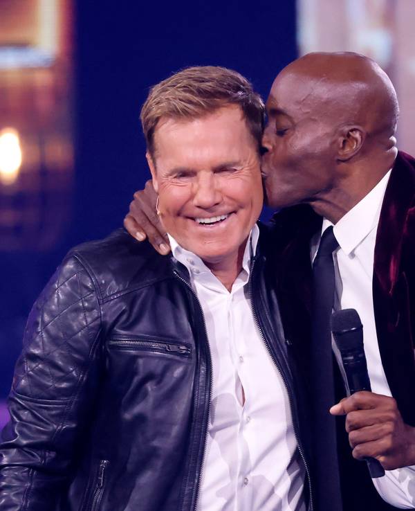 Bruce Darnell gibt Dieter Bohlen einen Kuss auf die Wange.