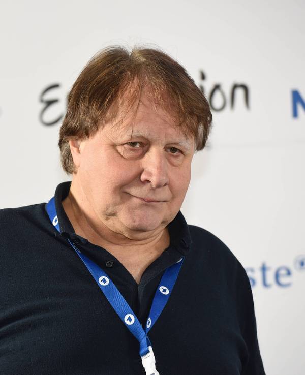 Kommentator Peter Urban posiert bei der Pressekonferenz zur Vorentscheidung.