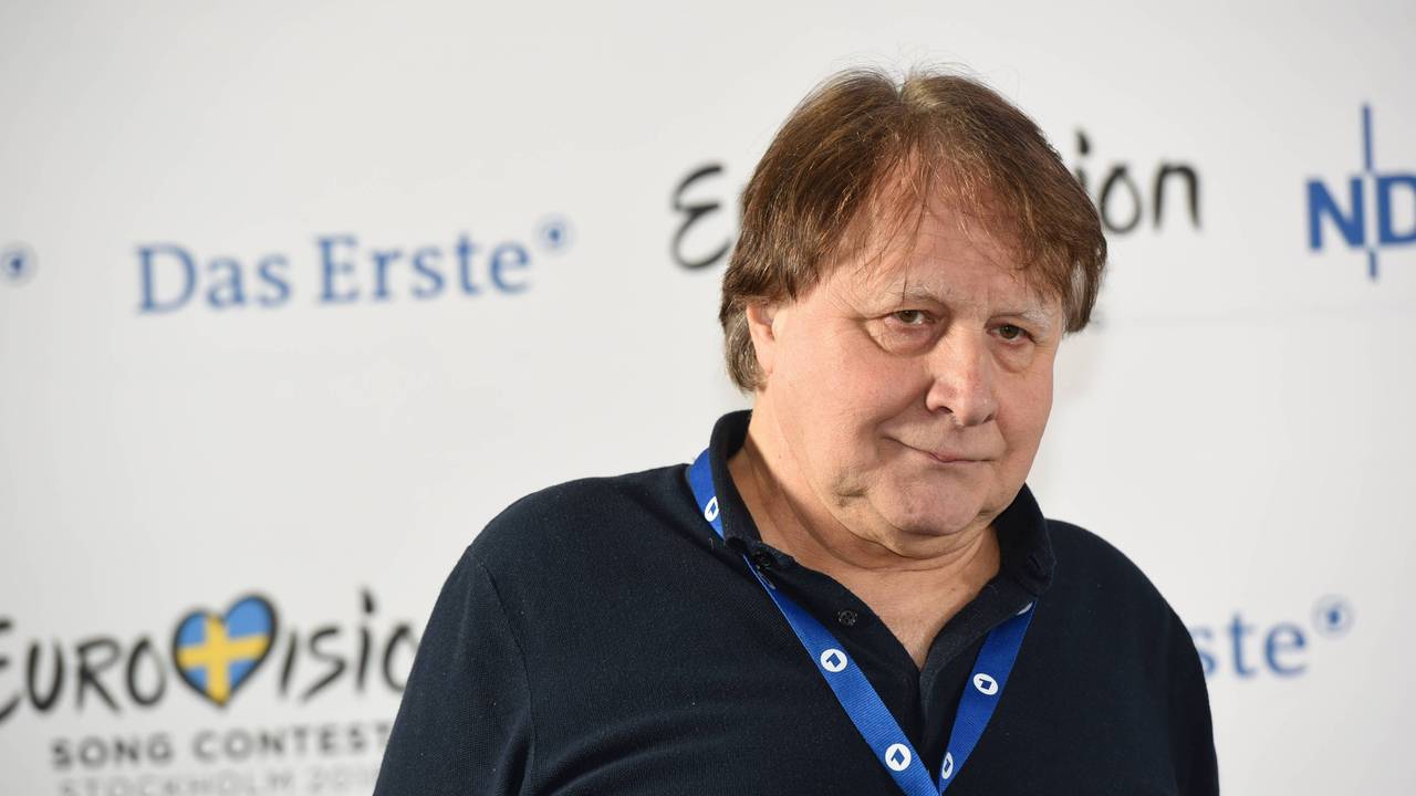 Kommentator Peter Urban posiert bei der Pressekonferenz zur Vorentscheidung.