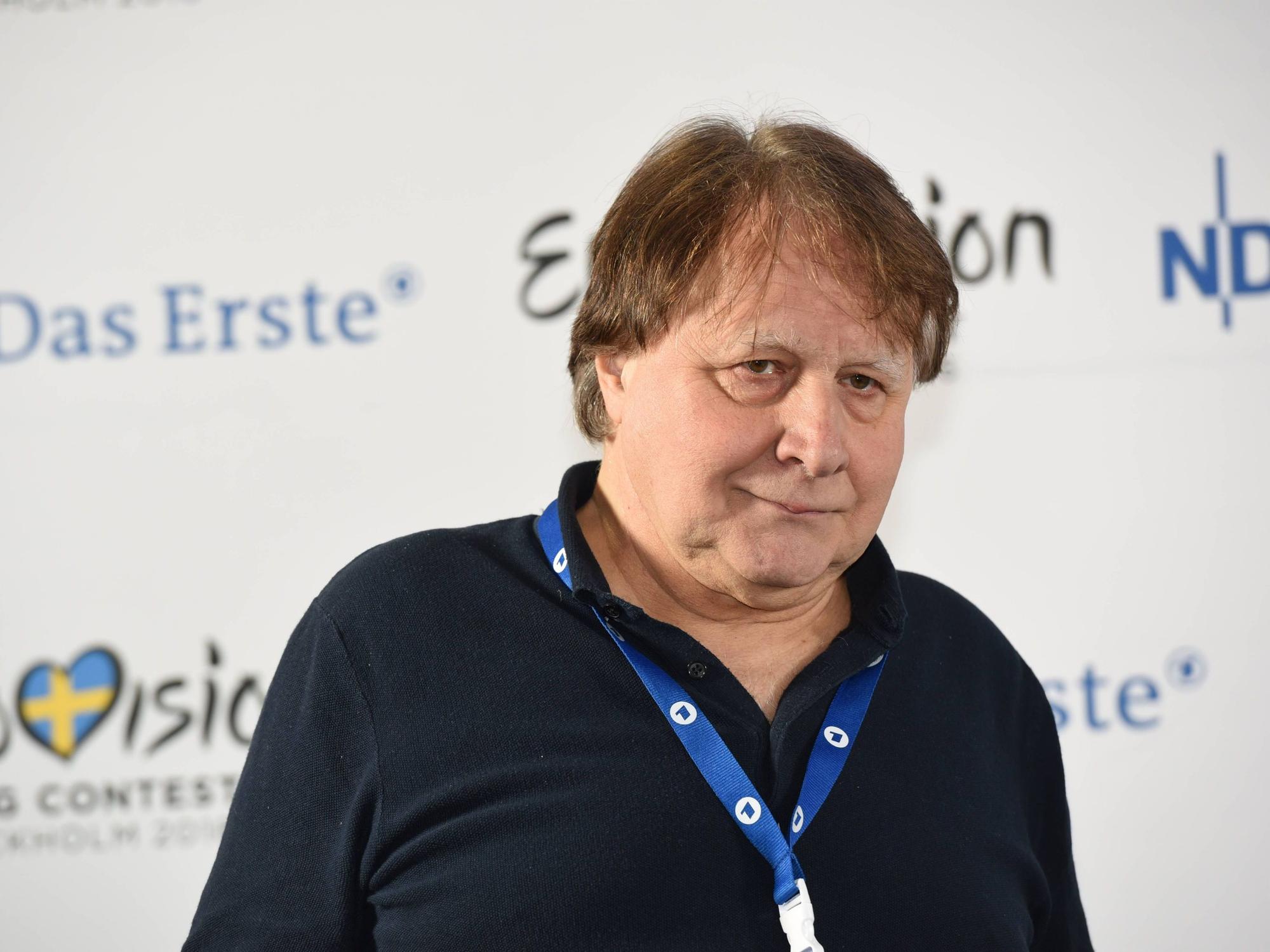 Kommentator Peter Urban posiert bei der Pressekonferenz zur Vorentscheidung.