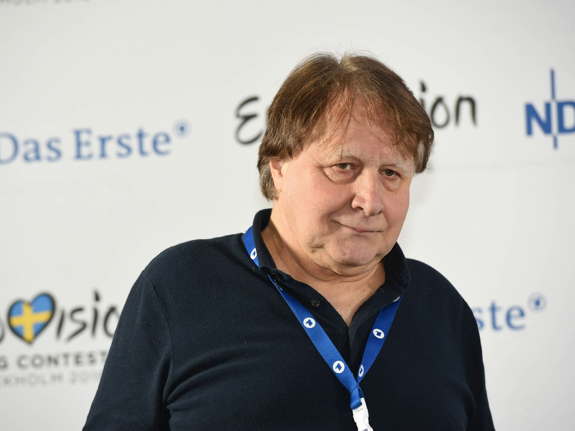 Kommentator Peter Urban posiert bei der Pressekonferenz zur Vorentscheidung.